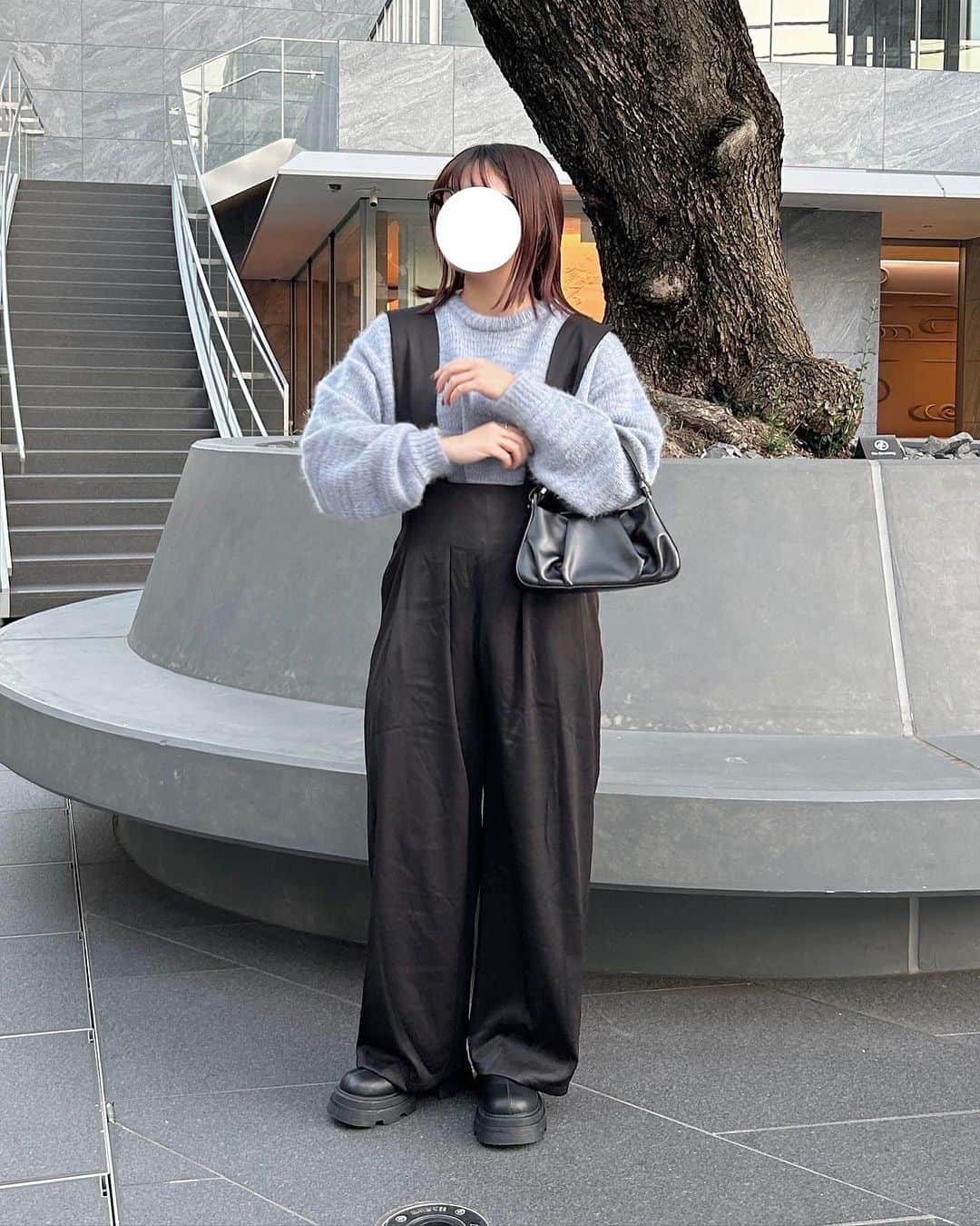 tarouさんのインスタグラム写真 - (tarouInstagram)「水色×黒の組み合わせすきー！！🫶🏻🫧    このサロペット去年沢山沢山着たやつの 生地違いなんだ😚  こういうコーデ懐かしいと 思ってくれる人多そう💭💭  ニットは写真だとあんまり伝わらないけど 細かいラメ入ってて可愛いの🦕* 因みに今週販売✌🏻  ベレー帽被っても良さそうじゃない？😶    tops： @irohani.official  pants： @irohani.official  bag： @irohani.official  shoes： @irohani.official      #ゆるコーデ #秋コーデ #秋服コーデ  #カジュアルコーデ #ニットコーデ #サロペット  #ブーツコーデ #休日コーデ #おでかけコーデ  #カラーコーデ #骨格ストレート #154cmコーデ」10月16日 20時30分 - taroumaru__