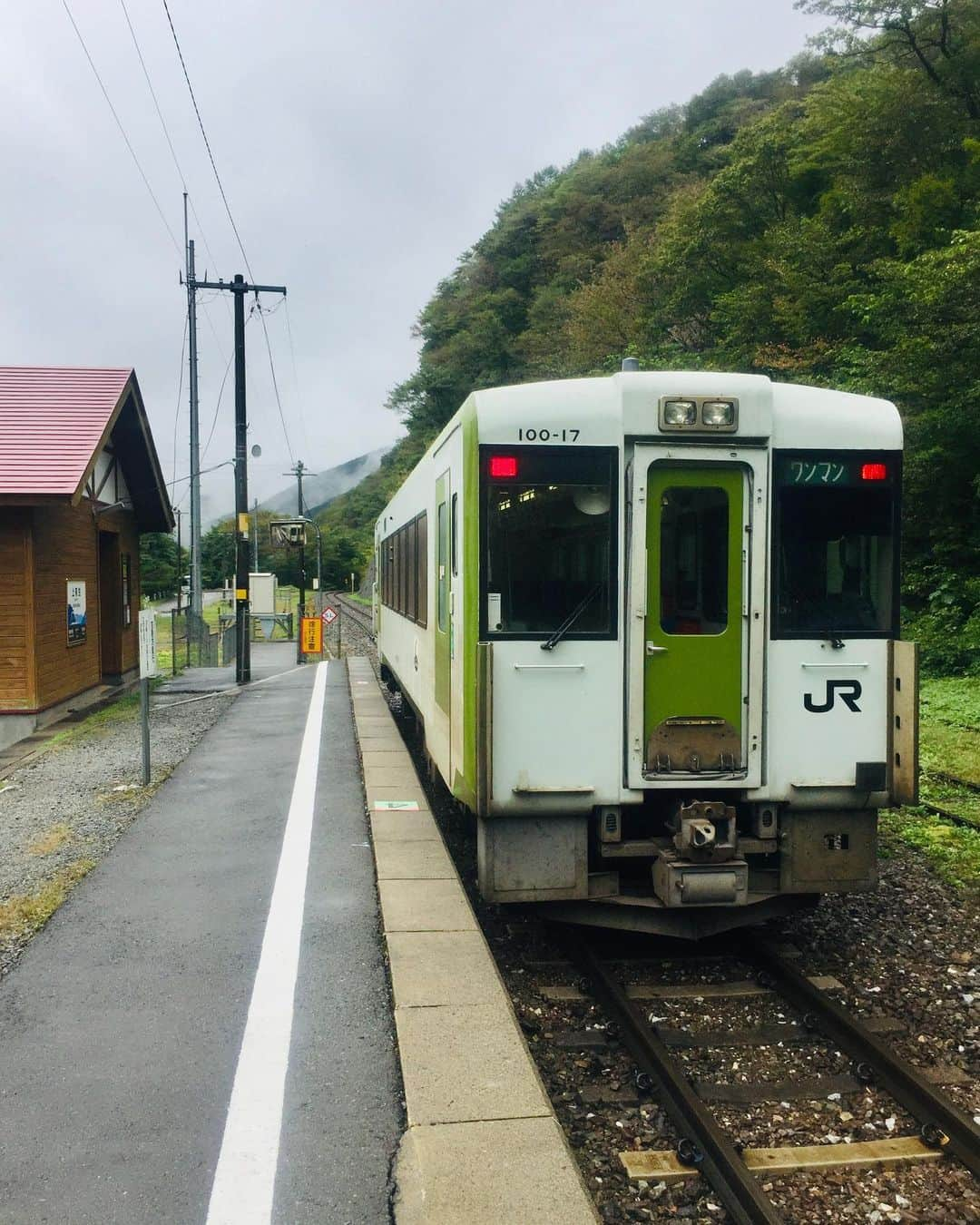 やけのはらさんのインスタグラム写真 - (やけのはらInstagram)「三陸鉄道リアス線に乗ってみたかったので、釜石線の東の終点、釜石へ。 何も知らなかったが、釜石は、近代製鉄業発祥の地とのこと。 そもそも、釜石線は、日本で3番目に作られた鉄道で、釜石鉱山で採られた鉱石を運搬していたようだ。 前身の岩手軽便鉄道は、釜石線の西の終点、花巻出身の宮沢賢治をインスパイアし『銀河鉄道の夜』が生まれたという。  落差29メートル、国内屈指の洞窟内の滝を有する「滝観洞」へ行く。 今まで、いくつかの鍾乳洞に行ったことがあったが、ここはレベルが違った。 老人や子供は歩行不可能なのではないかと思われる、かなり自然の起伏が剥き出しの凄い鍾乳洞。 数億年かけて作り上げられた、岩のテクスチャー、大理石が美しく、人間の作為が到底辿り付かない説得力、スケールを感じる。 洞窟の終点には、巨大な滝。  滝観洞の最寄駅、上有住駅は、山々に囲まれ、民家も見当たらず、電車も数時間に一本という、かなり凄い無人駅。 釜石線自体が、全線非電化単線で愛おしい佇まい。  国登録有形文化財になっている、旧釜石鉱山事務所、山肌に古代の壁画のような痕跡を残す採掘場跡地へも見学に行く。 全盛期は敷地内に、学校や病院もあり、山奥でありながら市街地より栄えていたという釜石鉱山だが、数十年前に大規模な採掘は終了しており、現在は、夢の後といった趣。 区画だけ残し、草木が生えているこの野原に、家が立ち、子供たちが走り回っていたのだろうかと、夢の奥を幻視。  浮世離れした雰囲気の遠野に対して、近代的、現代的な釜石といった印象。 鉄工業が盛んだった流れで、ラグビーの社会人チームが強く、ラグビーで有名な街のようだ。 また、釜石ラーメンが有名らしいので食べてみた。 鉄工の街から連想される濃い味付けではなく、意外と素朴な昭和ラーメン、ちぢれ麺。  快活な飲み屋のママが、「良い街だけど、小さな街よ、みんな知り合い」 と、憂うでも、誇るでもなく、淡々と語った言葉が心に残る。」10月16日 18時50分 - yakenohara_taro