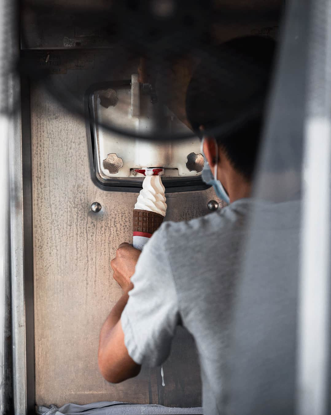 キャセイパシフィック航空さんのインスタグラム写真 - (キャセイパシフィック航空Instagram)「The chimes of “The Blue Danube” 🎵 often means a freshly made soft serve to the Hong Kong people.  These “Mobile Softee” vans sport a unique red, white and blue design, and have served up velvety ice cream to parched pedestrians for more than 50 years. While the vans don’t have a set route, you can usually find them at tourist hotspots in Tsim Sha Tsui, Mong Kok and Central 🔎. Follow the tune for this frosty treat 🍦!   #cathaypacific #MoveBeyond   當聽到《藍色多瑙河》的旋律 🎵，香港人便會知道富豪雪糕車就在附近🍦。擁有獨特的紅、白、藍車身顏色，富豪雪糕車於50多年來一直為行人提供一試難忘的軟雪糕。雖然沒有固定行駛路線，但你可以在尖沙咀、旺角和中環等旅遊熱點找到它的身影🔎。千萬不要錯過這透心涼的甜品！  #國泰航空 #志在飛躍  📸@jack._.100d」10月16日 19時00分 - cathaypacific