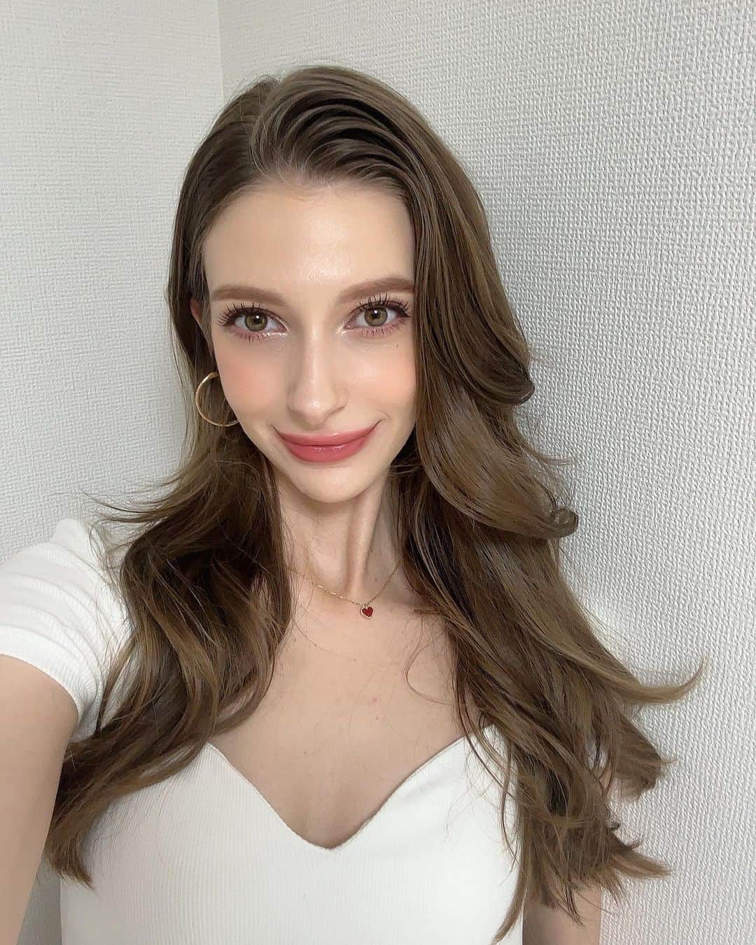 のインスタグラム：「皆様、お疲れ様です🤍  昨日は急に冷えてコートを羽織るか悩んだけど まだコートは早いかなぁ🤔  みんなはもう衣替えした〜？  #モデル #ファッションモデル #東京モデル#model #tokyomodel #tokyo」