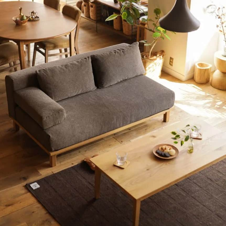 Re:CENO（リセノ）さんのインスタグラム写真 - (Re:CENO（リセノ）Instagram)「【 本日のピックアップ🔍 】 SIEVE rect unit sofa ワイドタイプ  ---------------------------------------  あまり広いスペースはないけど、 2人でものんびりゆったりと座りたい！  という方におすすめのソファーです。  幅152cmと、2人掛けのソファーとしては 少し広いくらいの横幅ですが、  端までが座面なので、2人で足を上げて 座っても余裕がある設計。  硬めのウレタンを使った座面は、 長時間座っていても疲れにくく、 心地よさと耐久性を両立しています。  ---------------------------------------  ●アイテムは、商品タグのリンクよりご確認いただけます。  #receno #interior #interiorstyling #furniture #naturalvintage #sofa #unitsofa #sieve #rectunitsofa #リセノ #インテリア #インテリアショップ #北欧 #ナチュラルインテリア #シンプルインテリア #2人掛けソファー #硬いソファ」10月16日 19時00分 - receno.interior