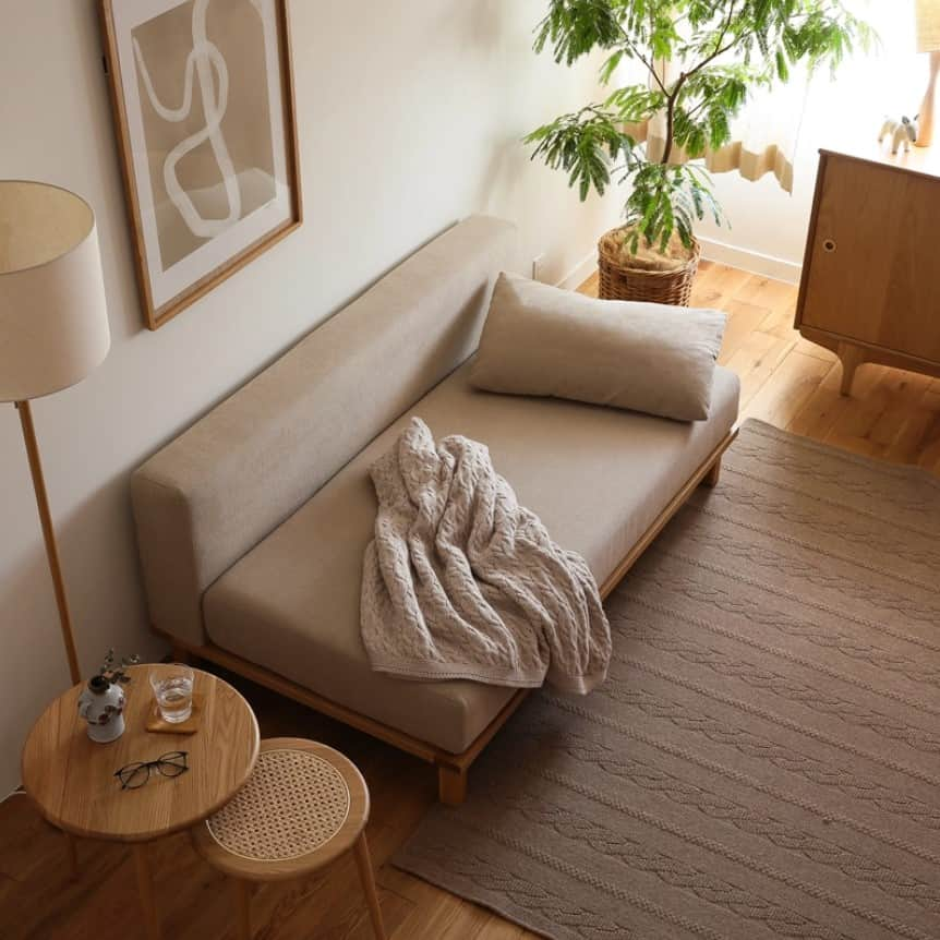 Re:CENO（リセノ）さんのインスタグラム写真 - (Re:CENO（リセノ）Instagram)「【 本日のピックアップ🔍 】 SIEVE rect unit sofa ワイドタイプ  ---------------------------------------  あまり広いスペースはないけど、 2人でものんびりゆったりと座りたい！  という方におすすめのソファーです。  幅152cmと、2人掛けのソファーとしては 少し広いくらいの横幅ですが、  端までが座面なので、2人で足を上げて 座っても余裕がある設計。  硬めのウレタンを使った座面は、 長時間座っていても疲れにくく、 心地よさと耐久性を両立しています。  ---------------------------------------  ●アイテムは、商品タグのリンクよりご確認いただけます。  #receno #interior #interiorstyling #furniture #naturalvintage #sofa #unitsofa #sieve #rectunitsofa #リセノ #インテリア #インテリアショップ #北欧 #ナチュラルインテリア #シンプルインテリア #2人掛けソファー #硬いソファ」10月16日 19時00分 - receno.interior