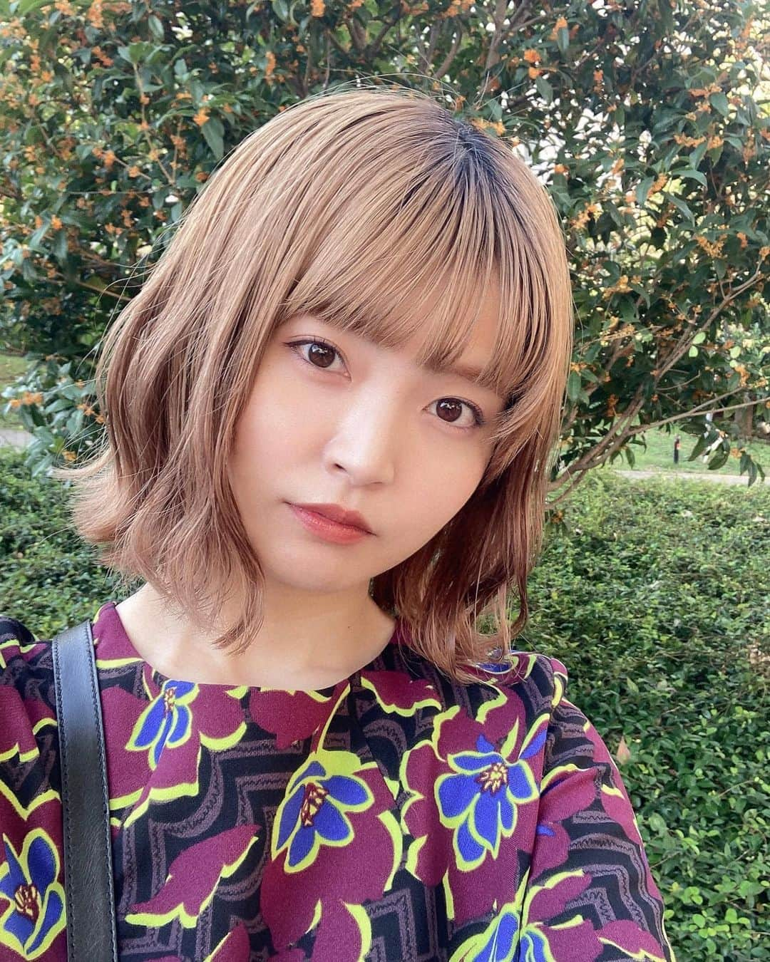 末原玲衣のインスタグラム：「金木犀とわたくし🌳 ⁡ いつも香ってるだけで 写真撮ったりしないなぁと思って 多分初めて一緒に撮ってみた ⁡ お気に入りワンピースで秋晴れは最高。 ずっとこのくらいの気温がいいなぁ ⁡ #ちょる服 #高身長コーデ #高身長女子 #高身長女子コーデ #mici #rosebud #ハイトーンボブ #色落ちカラー #秋服コーデ」