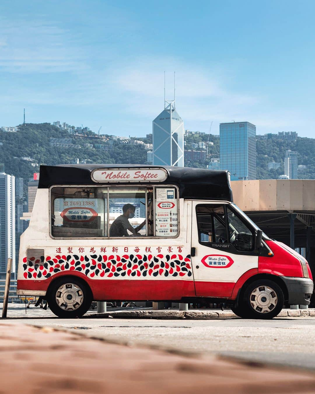 キャセイパシフィック航空のインスタグラム：「The chimes of “The Blue Danube” 🎵 often means a freshly made soft serve to the Hong Kong people.  These “Mobile Softee” vans sport a unique red, white and blue design, and have served up velvety ice cream to parched pedestrians for more than 50 years. While the vans don’t have a set route, you can usually find them at tourist hotspots in Tsim Sha Tsui, Mong Kok and Central 🔎. Follow the tune for this frosty treat 🍦!   #cathaypacific #MoveBeyond   當聽到《藍色多瑙河》的旋律 🎵，香港人便會知道富豪雪糕車就在附近🍦。擁有獨特的紅、白、藍車身顏色，富豪雪糕車於50多年來一直為行人提供一試難忘的軟雪糕。雖然沒有固定行駛路線，但你可以在尖沙咀、旺角和中環等旅遊熱點找到它的身影🔎。千萬不要錯過這透心涼的甜品！  #國泰航空 #志在飛躍  📸@jack._.100d」