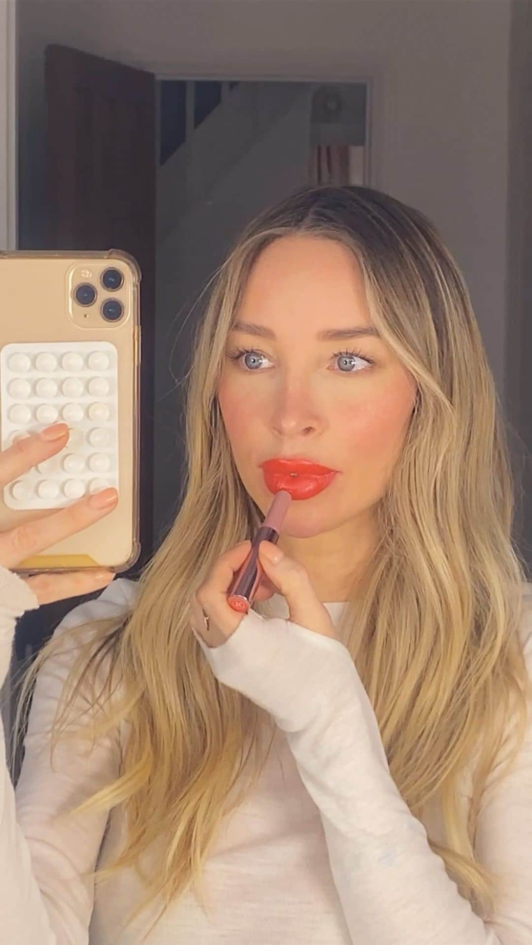 ローレン・ポープのインスタグラム：「Wow I think I’ve found my new fave lip product!! 💄   6 hour wear, super pigmented lip colour but glides on like a lip balm! Just wait for that last colour!!!  Will link over on stories for you 👄」