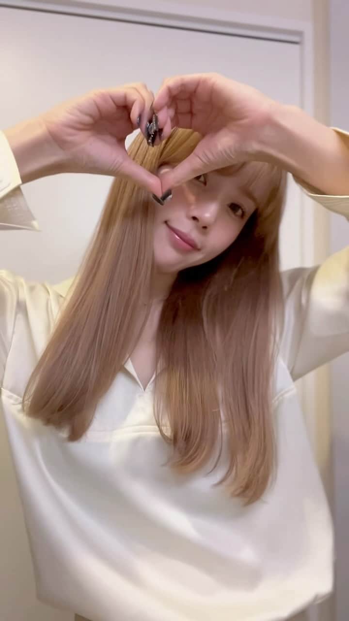 目見田早弥子のインスタグラム：「昨日のLIVEで質問もらったLip💄 リップモンスター 3:00AMの微酔を全体に塗って Pink Bananaを内側に塗って完成🫶🏻 上唇の山に3:00〜をプラスするとかわいいよ🎀」