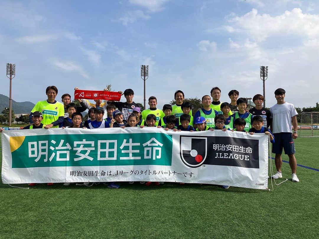 橋本英郎さんのインスタグラム写真 - (橋本英郎Instagram)「先日、明治安田生命『JリーグMYサッカー教室in出雲』にJ-OBコーチとして参加させて頂きました。  今回のコーチ陣は、色々一緒になった事のある3人でした。  フェルコーチ・元ガンバのチームメイトでもあるフェルナンジーニョ  ヤマコーチ・代表で共に戦った山岸智  シーサーコーチ・沖縄出身、岡山でサッカースクールもやっている赤嶺真吾コーチ  圧倒的なデモンストレーション（強烈なシュート&クロスからのボレーシュート）を子ども達の目の前で披露しました。  トレーニングも子ども達みんな積極的に取り組んでくれましたし、みんなうまくて、  『もっとうまくなりたい！』  って雰囲気も感じられていい時間でした。  最初に本日のルールとして伝えた  『楽しくいい返事を』  って事を実際実践してくれて、とても明るく笑顔で楽しんでくれました！  子供達、親御さん、コーチ陣、サポートコーチ（ベルがロッソいわみ）のみんな、明治安田生命の方々、ありがとうございました！！  #橋本英郎 #サッカー  #サッカー少年  #サッカー観戦  #兵庫サッカー  #神戸サッカー  #サッカースクール  #サッカーチーム  #サッカー部  #サッカートレーニング  #jリーグ  #jリーグ好きな人と繋がりたい  #ｊリーグ  #日本サッカー  #サッカー日本代表  #出雲  #出雲市  #島根  #島根サッカー」10月16日 19時00分 - hideohashimoto