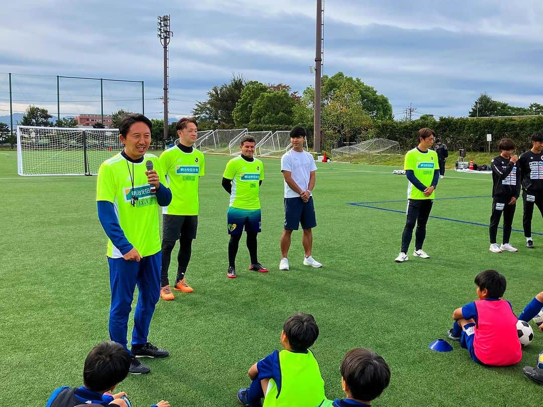 橋本英郎さんのインスタグラム写真 - (橋本英郎Instagram)「先日、明治安田生命『JリーグMYサッカー教室in出雲』にJ-OBコーチとして参加させて頂きました。  今回のコーチ陣は、色々一緒になった事のある3人でした。  フェルコーチ・元ガンバのチームメイトでもあるフェルナンジーニョ  ヤマコーチ・代表で共に戦った山岸智  シーサーコーチ・沖縄出身、岡山でサッカースクールもやっている赤嶺真吾コーチ  圧倒的なデモンストレーション（強烈なシュート&クロスからのボレーシュート）を子ども達の目の前で披露しました。  トレーニングも子ども達みんな積極的に取り組んでくれましたし、みんなうまくて、  『もっとうまくなりたい！』  って雰囲気も感じられていい時間でした。  最初に本日のルールとして伝えた  『楽しくいい返事を』  って事を実際実践してくれて、とても明るく笑顔で楽しんでくれました！  子供達、親御さん、コーチ陣、サポートコーチ（ベルがロッソいわみ）のみんな、明治安田生命の方々、ありがとうございました！！  #橋本英郎 #サッカー  #サッカー少年  #サッカー観戦  #兵庫サッカー  #神戸サッカー  #サッカースクール  #サッカーチーム  #サッカー部  #サッカートレーニング  #jリーグ  #jリーグ好きな人と繋がりたい  #ｊリーグ  #日本サッカー  #サッカー日本代表  #出雲  #出雲市  #島根  #島根サッカー」10月16日 19時00分 - hideohashimoto