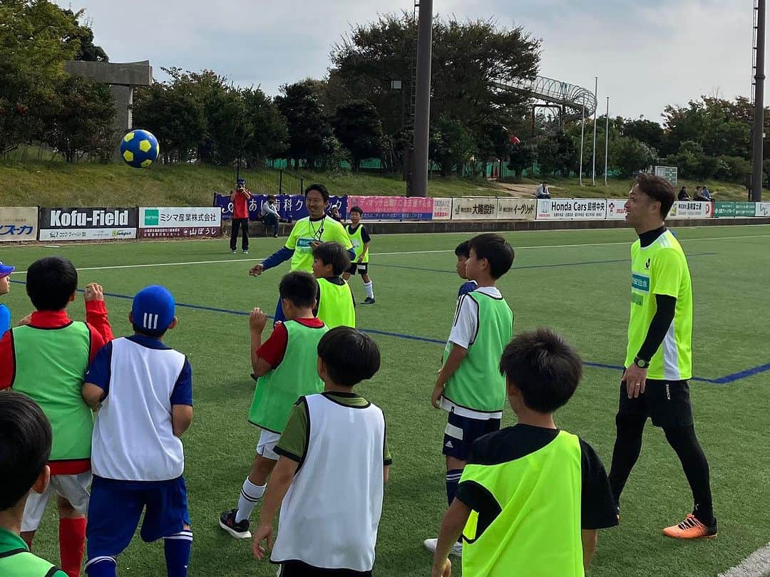 橋本英郎さんのインスタグラム写真 - (橋本英郎Instagram)「先日、明治安田生命『JリーグMYサッカー教室in出雲』にJ-OBコーチとして参加させて頂きました。  今回のコーチ陣は、色々一緒になった事のある3人でした。  フェルコーチ・元ガンバのチームメイトでもあるフェルナンジーニョ  ヤマコーチ・代表で共に戦った山岸智  シーサーコーチ・沖縄出身、岡山でサッカースクールもやっている赤嶺真吾コーチ  圧倒的なデモンストレーション（強烈なシュート&クロスからのボレーシュート）を子ども達の目の前で披露しました。  トレーニングも子ども達みんな積極的に取り組んでくれましたし、みんなうまくて、  『もっとうまくなりたい！』  って雰囲気も感じられていい時間でした。  最初に本日のルールとして伝えた  『楽しくいい返事を』  って事を実際実践してくれて、とても明るく笑顔で楽しんでくれました！  子供達、親御さん、コーチ陣、サポートコーチ（ベルがロッソいわみ）のみんな、明治安田生命の方々、ありがとうございました！！  #橋本英郎 #サッカー  #サッカー少年  #サッカー観戦  #兵庫サッカー  #神戸サッカー  #サッカースクール  #サッカーチーム  #サッカー部  #サッカートレーニング  #jリーグ  #jリーグ好きな人と繋がりたい  #ｊリーグ  #日本サッカー  #サッカー日本代表  #出雲  #出雲市  #島根  #島根サッカー」10月16日 19時00分 - hideohashimoto