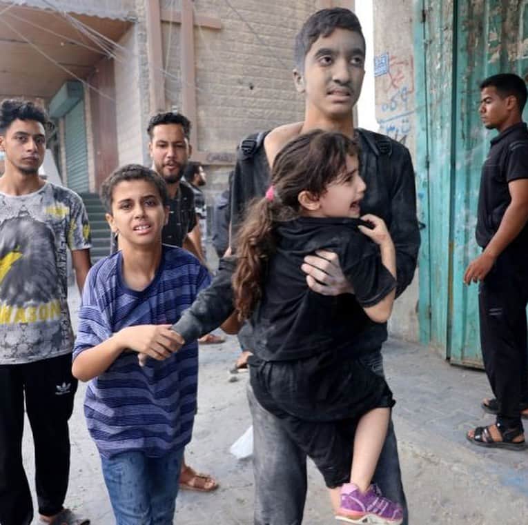 のインスタグラム：「I've wanted to post something about atrocities that are happening in Gaza & Israel for days now. But I just don't quite know what to say. I feel like there's nothing I can say that will be right.  I've had a lot of messages on social media from people calling me scared & worse for not showing my support for Palestine or Israel. But I'm not scared, I have never been afraid to stand up for what I think is right. I am however woefully ignorant on this entire situation & for that I am ashamed. I've spent the last couple of days trying to understand more as I wanted to speak on something so devastating & important from a place of knowledge rather than ignorance.   But it's just left me feeling numb. I am heartbroken for the people of Israel- The Hamas attack that left thousands dead & took scores of hostages was both senseless & cruel. And I am beyond heartbroken for the people of Palestine. Thousands of innocent men, women & children who are caught up in this devastating & deadly conflict. Around 3000 already dead & 10,000 wounded. The horrors that are unfolding in Gaza are a tragedy & I can't believe we live in a world where this retaliation is justifiable.  Caught up in all this hate & anger are innocent people, innocent children- it's them who suffer the most. We cannot sit idly by while this unfolds. We are not powerless. There are things we can be doing to help the people of Palestine & Israel. I have compiled a list of organisations that are currently on the ground helping those displaced, hurt & in need of aid. I will provide links & more information on my Instagram stories for anyone interested.   - @unicef are in Gaza providing life-saving humanitarian support. Medical equipment, food, fuel & access to safe drinking water. As little as £39 could provide a family with an emergency water & hygiene kit.   - @afhcharity's team is on the ground ensuring that all people have access to assistance. Providing emergency aid, food & medical care and shelter. £300 will get a homeless family a shelter voucher.  - @ifrc (Red Cross) are providing humanitarian assistance as required on BOTH sides.   More on my stories.  Pray for Peace. Pray for the lives lost 😞💔」