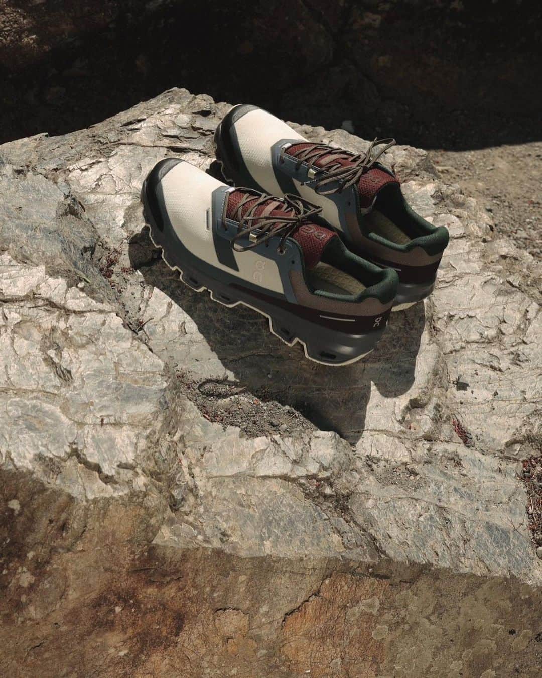 ビームスさんのインスタグラム写真 - (ビームスInstagram)「… Packer × On ”Cloudventure Waterproof” 10.21（Sat.）Release at BEAMS HARAJUKU  @on @packer  〈Packer（パッカー）〉と〈On（オン）〉の初のコラボレーションにて誕生した、軽量で防水性能に優れたトレイルランニングシューズ『Cloudventure Waterproof』を10月21日（土）より発売します。  自然の風景とその周辺に生息する生態系からインスピレーションを得て、アースカラーを基調としてデザインされた本作は、日本では「ビームス 原宿 @beams_harajuku 」のみで展開します。  また、本作発売を記念して、10月20日（金）の夜には「ビームス 原宿」にてローンチパーティーを開催します。  🗓発売日 2023年10月21日（土）  📍販売店舗 ビームス 原宿 @beams_harajuku   Photography&production: Yuthanan Agency_ @yuthanan__  @beams_mens_casual #On #packer #beams #オン #パッカー #スニーカー #トレラン #トレイルランニングシューズ  #ビームス」10月16日 20時00分 - beams_official