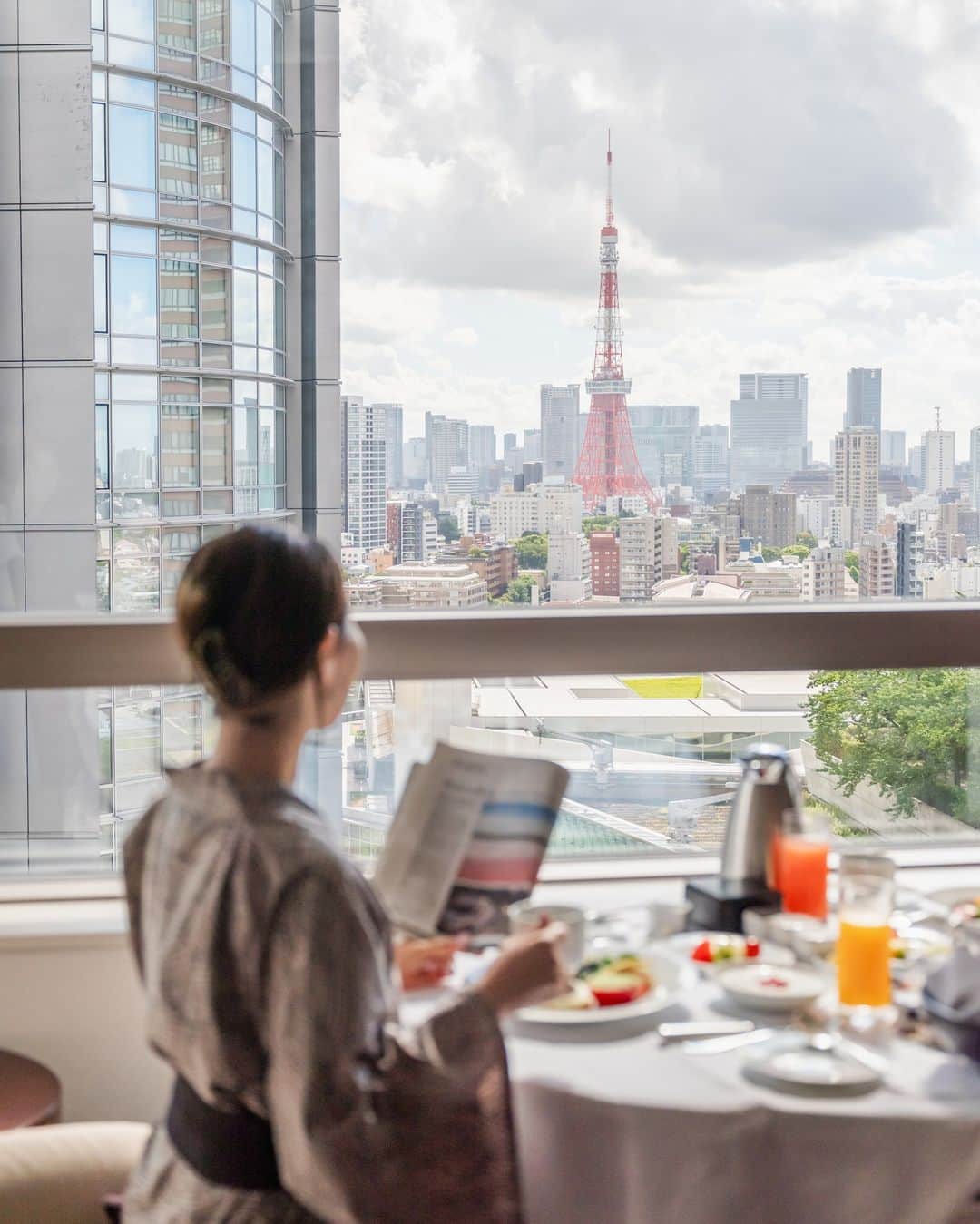 グランドハイアット東京のインスタグラム：「プライベートダイニングでの朝食は、ゆったりと自分のペースで過ごせる贅沢な時間。人目を気にせず、心からくつろぎを与えてくれる空間で、思い思いのステイをお楽しみください。  Start your day with a leisurely moment of luxury by ordering breakfast from our extensive in-room dining menu. With delicious dishes that you can savor in the calm and comfort of your room, our breakfasts are a relaxing way to begin a day of adventure in Japan’s capital city.  #グランドハイアット東京 #grandhyatttokyo #grandhyatt #hyatt #worldofhyatt #tokyo #roppongihills #ルームサービス #ホテル朝食 #hotelbreakfast」