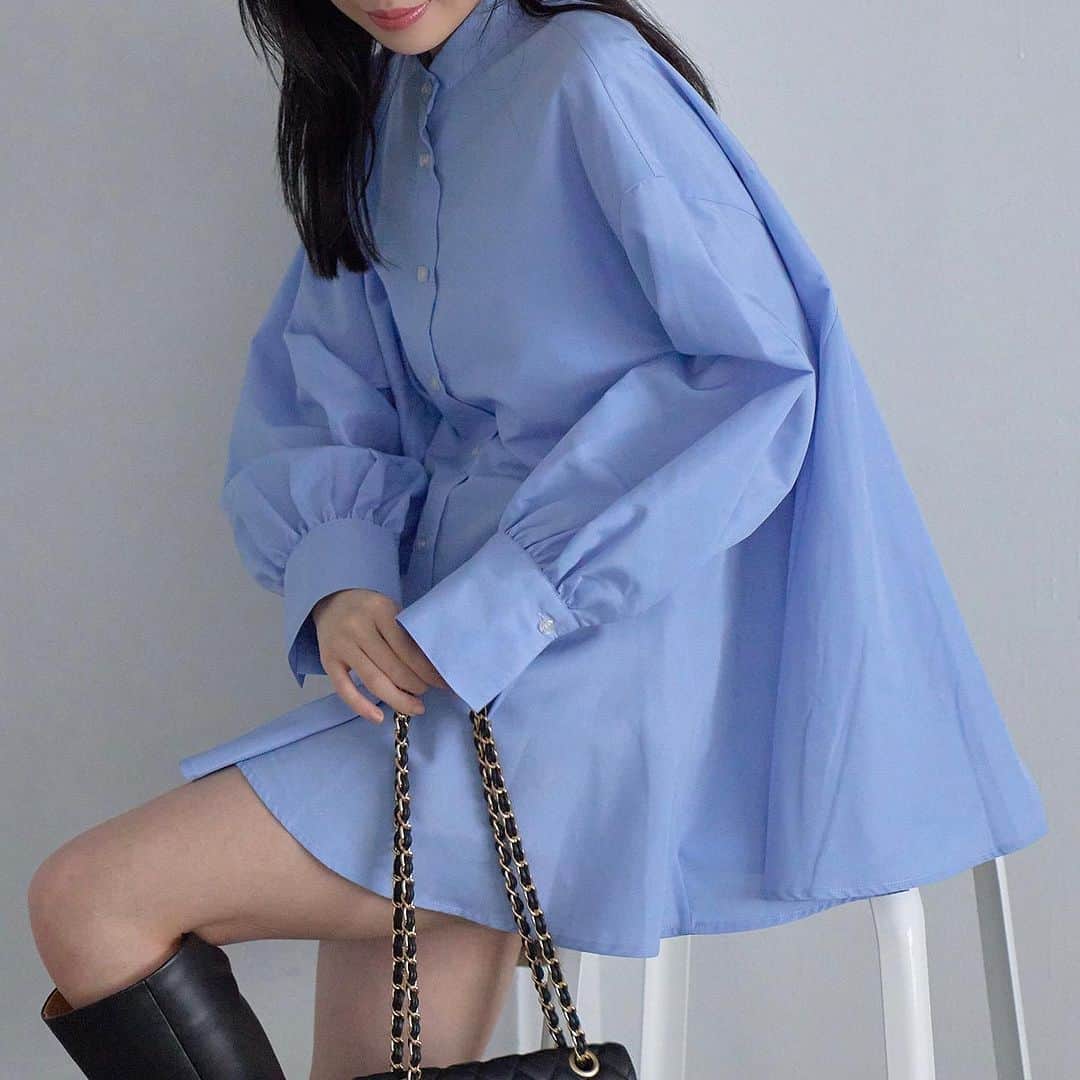 のインスタグラム：「【hit item】  マストで持っておきたい チュニックシャツ。  他にないデザインで フレアなシルエットが可愛い。  着回しも抜群で 何色も欲しい優秀アイテムです。  #BVH53110 【洗える・シワが取れやすい】美easyフレアシャツ ¥6,589 (税込) ※店舗販売中  @jadorejunonline をチェック  #vis#vis_jp  #fashion#ootd#aw #shirt #シャツ#チュニック#チュニックコーデ #フレアシャツ#大人可愛い#キレイめ#キレイめカジュアル #カジュアル#オフィスカジュアル#韓国っぽコーデ #셔츠#トレンドコーデ」