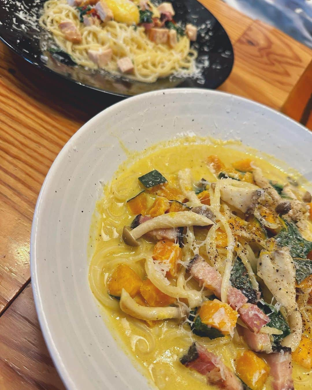 横町ももこのインスタグラム：「💖  北海道生パスタ専門店「麦と卵」で子連れランチ🍝✨  いただいたのはこの2点✨ 🧡【期間限定メニュー】 ほくほく甘い北海道産かぼちゃで秋を味わう生パスタ "北海道産かぼちゃと「農家のベーコン」、きのこの豆乳スープスパゲッティ" 🧡【人気No.1メニュー】 究極のぺぺたま！北海道中札内鶏と「下川六◯酵素卵」がのったオイルソース  ツルモチの生パスタと 北海道の食材たっぷりのソースが相性抜群で大満足😋❤️  娘ちゃんにもかぼちゃと生パスタをおすそ分け👧🎵 豆乳スープがしみ込んだ、 ほくほくの北海道産かぼちゃが めちゃくちゃ美味しかったみたいで もっともっと！の催促が止まらなかった😂  私が行った笹塚店にはオムツ台もあって家族で安心して行けるお店🤝✨  現在LINE友だち追加キャンペーンもやってるから 是非お店に行ってみてね😉🤍  キャンペーンの概要はこちら⭐️ ①各店舗にあるLINE友だち追加QRコードから友だち追加 ②トーク画面にキーワードを入れたら１ドリンク（ソフトドリンク）orサラダをプレゼント🎁 🌟キーワードは「モチモチ生パスタ」🤫  #PR @mugitama.madeinhokkaido  #麦と卵 #生パスタ #笹塚ランチ #笹塚パスタランチ #子連れランチ #子連れレストラン #ママインフルエンサー #新米ママ　#子育てママ  #9ヶ月ベビー #女の子ベビー #娘とおでかけ #ベビーモデル希望 #ブロガー #インフルエンサー #フリーランスモデル #ママモデル #横町ももこ」