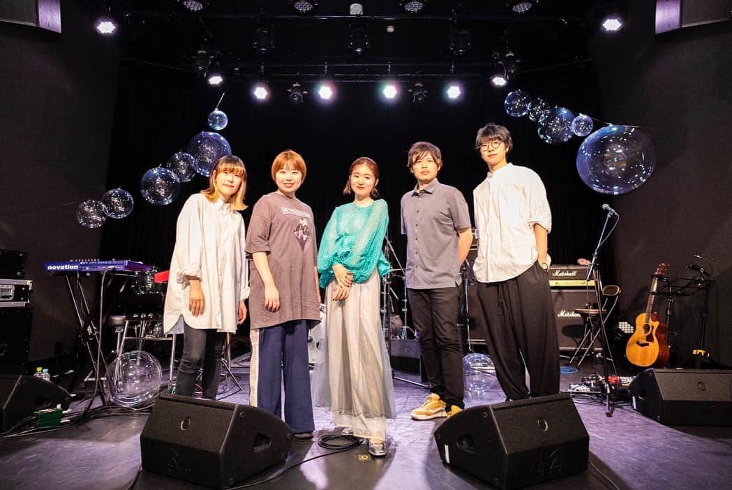 杏沙子さんのインスタグラム写真 - (杏沙子Instagram)「2023.10.14 ASAKO ONEMAN LIVE ㅤㅤㅤㅤㅤㅤㅤㅤㅤㅤ 🫧「SUMMER IS OVER.」🫧 ㅤㅤㅤㅤㅤㅤㅤㅤㅤㅤ 2023年最後の夏、駆け抜けた！！！ ㅤㅤㅤㅤㅤㅤㅤㅤㅤㅤ 約1年ぶりのワンマンライブ。 やっぱり、 わたしはほんとに歌が好きです。 みんながいるから歌えるよ。 ㅤㅤㅤㅤㅤㅤㅤㅤㅤㅤ ステージから見たみんなのいい笑顔が、いい涙が 余韻としてまだ鮮明に残ってる！ ㅤㅤㅤㅤㅤㅤㅤㅤㅤㅤ わたしの音楽に出会ってくれたすべての人が どうか、どうか、幸せであれ、と祈りながら歌った。  自由で、永遠で、報われた時間だった みんなの存在に、わたしは報われたよーーー 本当に、ほんとうに、ありがとう。 ㅤㅤㅤㅤㅤㅤㅤㅤㅤㅤ またみんなのこと歌でハグさせてくれー！！！ ㅤㅤㅤㅤㅤㅤㅤㅤㅤㅤ 📸 @yoheono」10月16日 18時57分 - asako.ssw