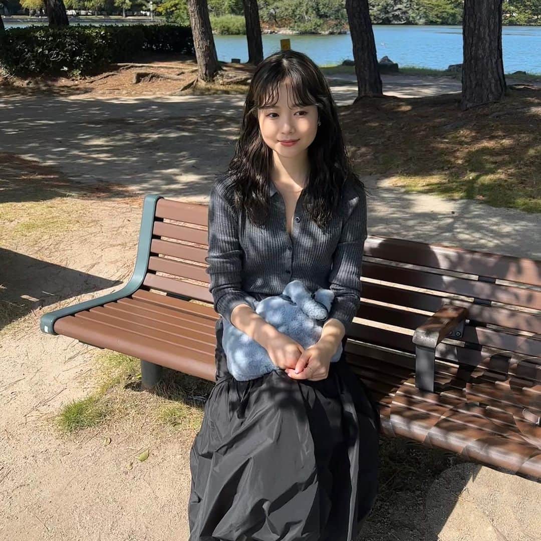 のインスタグラム：「. . @uniqloのリブポロカーディガン 着心地良くてお気に入り☺️  ボタン全部閉めてもいいけど 上２つだけ開けた方が首長く見えて好きかも🐢♡ . #私服 #ファッション #コーディネート #洋服 #秋服コーデ #秋服 #秋コーデ #ユニクロ #fashion #coordinate #outfit #autumn #uniqlo #wear #chr_code」