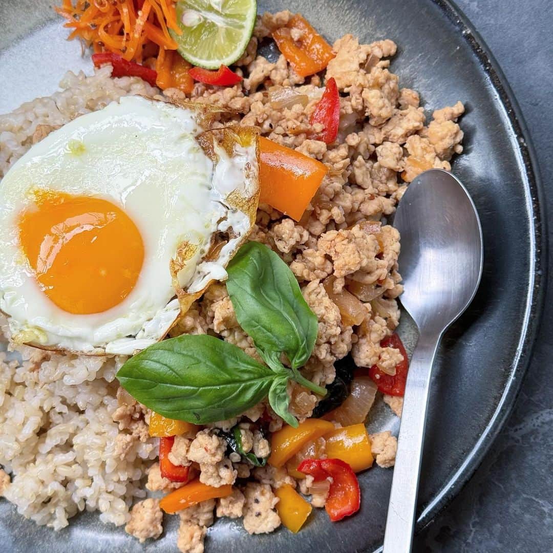 松本翔さんのインスタグラム写真 - (松本翔Instagram)「新鮮なスイートバジルをもらったので得意のガパオ。オイスターソースとナンプラーで仕上げ、おうちランチもお店っぽいタイ料理感を出せる松本家の昼はいかが。はい、得意です。追いパクチーしたい。#松本食堂 🇹🇭  #ガパオライス #タイ料理 #ひき肉 #高タンパク低脂質 #ワンプレートごはん #おうちランチ #男子ごはん #今日のごはん #おうちごはん #一人暮らしごはん #アスリート飯 #アスリートフード #アスリートご飯 #滋賀 #草津 #japanesefood #athletefood #信楽焼」10月16日 18時58分 - matsumotosho444