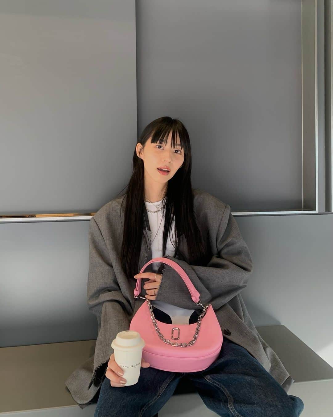 Shiho Sasakiのインスタグラム：「MARC JACOBS FALL’23 INSTALLATION💎  沢山メッセージもらってたバッグは @marcjacobsjapan です👜 グレーとピンクの組み合わせって最高に可愛い🩶🩷  イベントは、10/22(日)まで開催中だそうです✌︎  @marcjacobs @marcjacobsjapan  #marcjacobs  #pr」