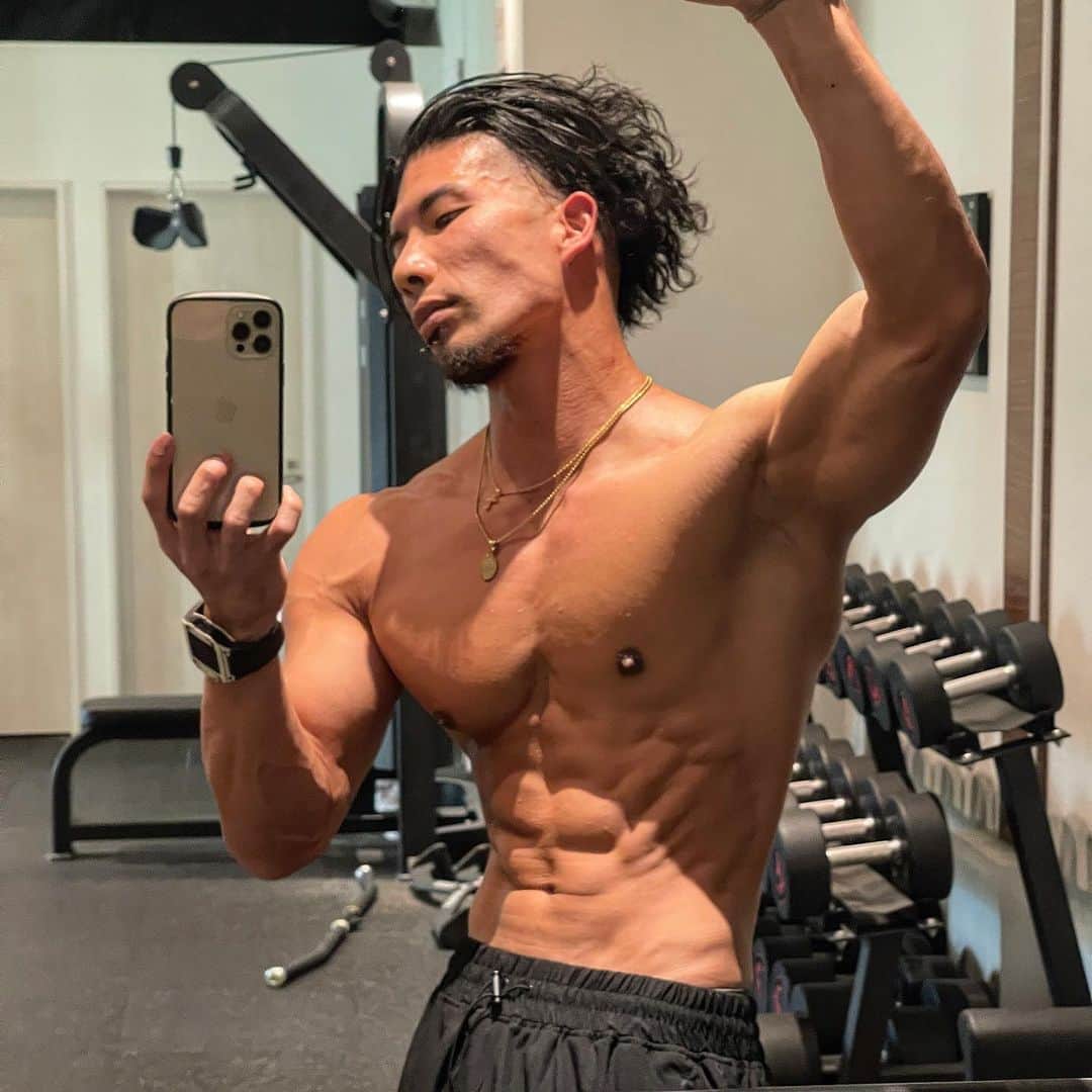 大山大輔さんのインスタグラム写真 - (大山大輔Instagram)「髪を結んでないけど、1枚目と2枚目どっちがいい？？ かっこいいは作れる！！ 髪型も体型もファッションも。  《出張パーソナル募集中》  都内であればレンタルジムを利用してパーソナルトレーニングを行います。  ＊トレーニングの質を高めたい方 ＊コンテストに出場したい方 ＊ダイエットに本気で取り組みたい方  ご予約やお問い合わせはDMまで😁👍  #パーソナルトレーニング #パーソナルトレーナー #出張パーソナル #出張パーソナルトレーニング #身体 #メンズフィジーク #ボディメイク #ダイエット #筋トレ男子 #腹筋 #フィットネスモデル #フィットネスウェア #bodymake #fitnessmotivation #fitnessmodel #personaltrainer」10月16日 18時58分 - weggy_fitness0704