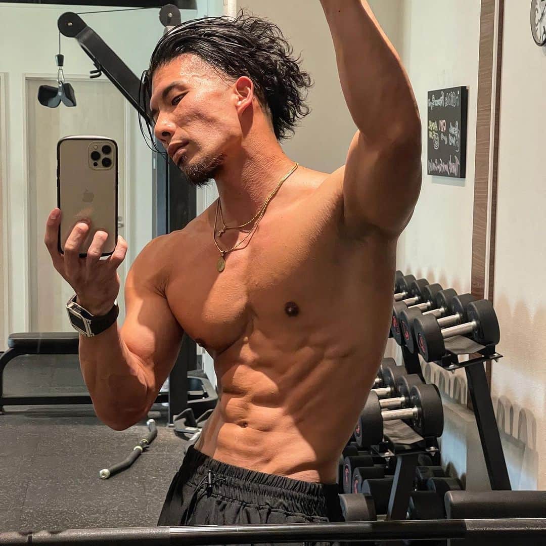 大山大輔さんのインスタグラム写真 - (大山大輔Instagram)「髪を結んでないけど、1枚目と2枚目どっちがいい？？ かっこいいは作れる！！ 髪型も体型もファッションも。  《出張パーソナル募集中》  都内であればレンタルジムを利用してパーソナルトレーニングを行います。  ＊トレーニングの質を高めたい方 ＊コンテストに出場したい方 ＊ダイエットに本気で取り組みたい方  ご予約やお問い合わせはDMまで😁👍  #パーソナルトレーニング #パーソナルトレーナー #出張パーソナル #出張パーソナルトレーニング #身体 #メンズフィジーク #ボディメイク #ダイエット #筋トレ男子 #腹筋 #フィットネスモデル #フィットネスウェア #bodymake #fitnessmotivation #fitnessmodel #personaltrainer」10月16日 18時58分 - weggy_fitness0704