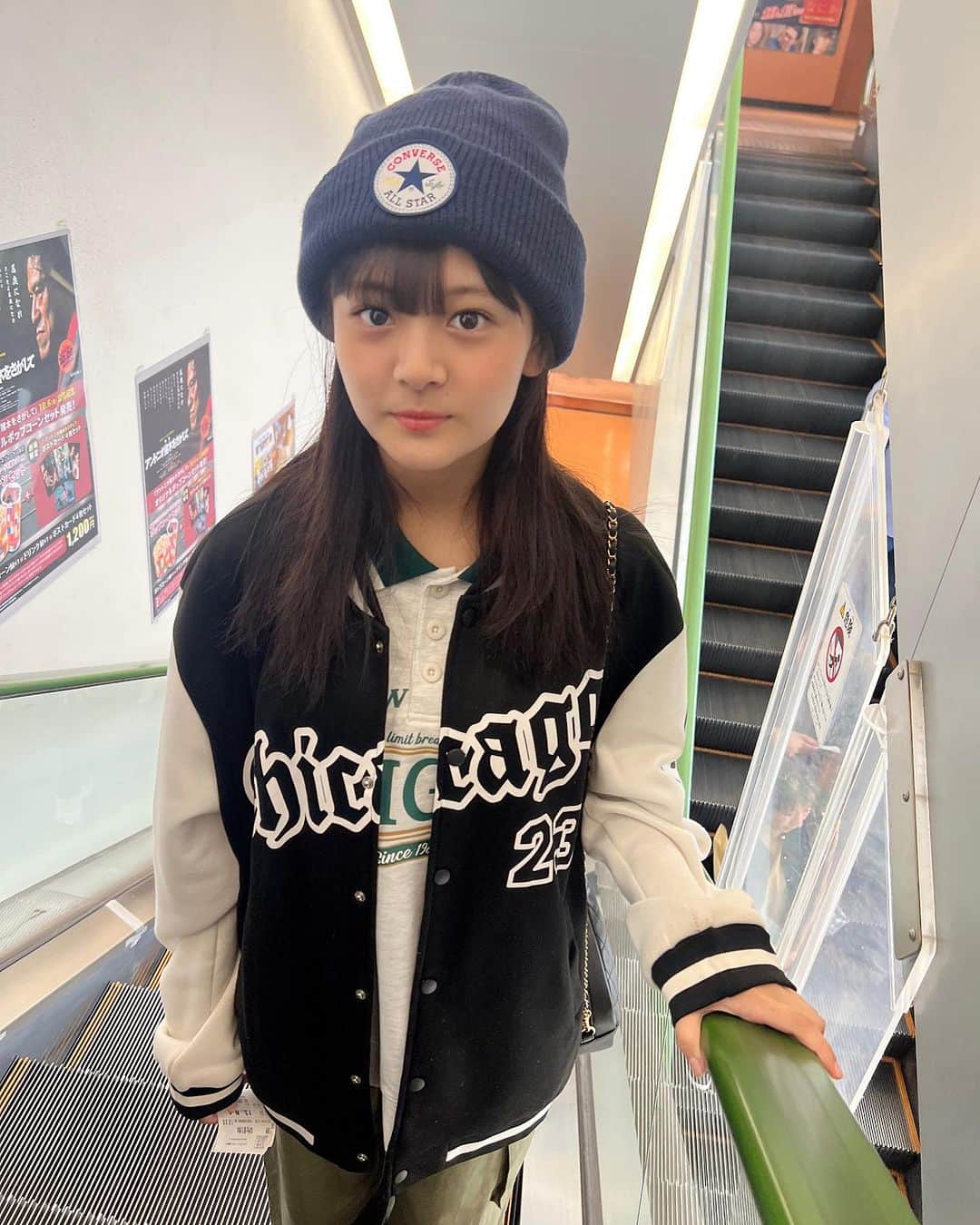 伊與田綾音のインスタグラム：「髪の毛切りたい欲と伸ばしたい欲が同時に来てますどういう現象…？」
