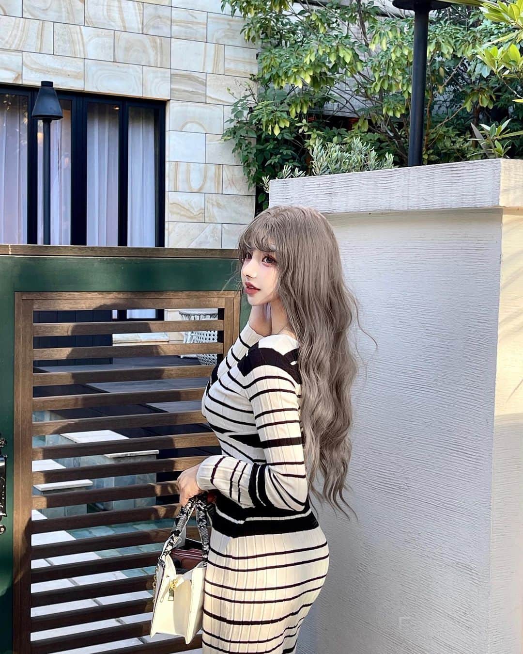 のインスタグラム：「・ 風邪を引いちゃって、ファッション楽しみながらも  防寒対策もしっかりと行いましょう🫠☀️  もうニット着れる季節🧶 #今日のコーデ @blackqueen.official  クーポンコード 【ig2309】のご使用で1000円0FFになるがぉー✨  使用期限:10月31日まで  #秋コーデ#秋服コーデ#ニットコーデ#ニットワンピース#ワンピースコーデ#ギャルコーデ#大人カジュアル#大人カジュアルコーデ#大人可愛いコーデ#ootdstyle」