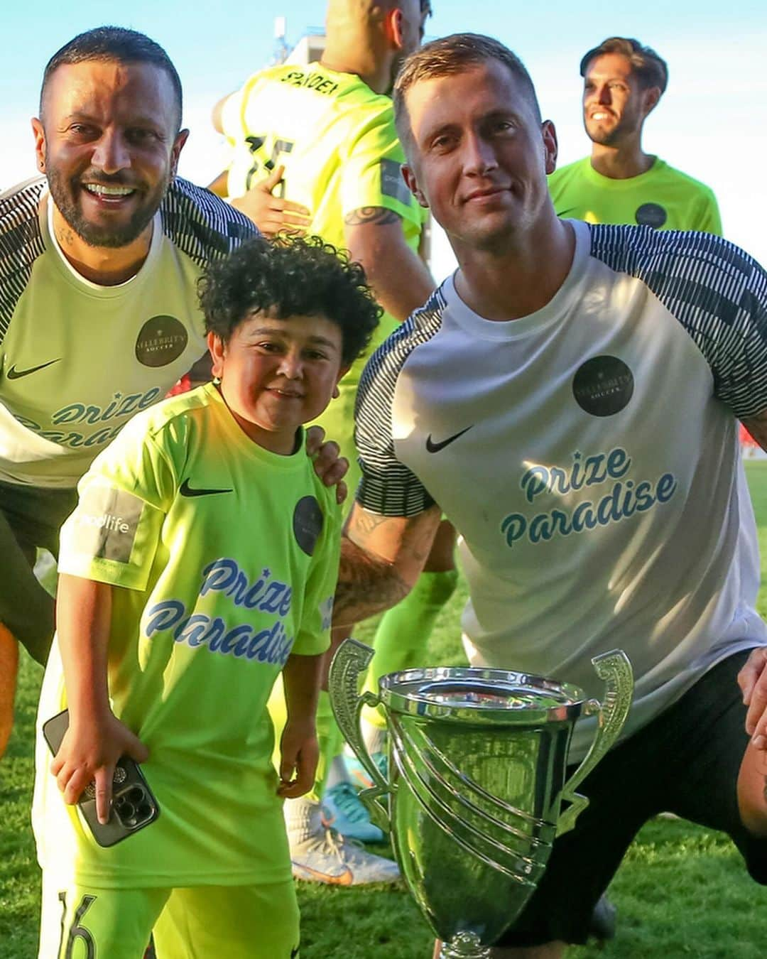 ダニエル・オズボーンさんのインスタグラム写真 - (ダニエル・オズボーンInstagram)「Great day raising money & awareness for 2 great charities with a great group of people ⚽️❤️ I was captain of my team & heres @abdu_rozik , captain of the opposition.. what a lovely guy! Great to meet you Abdu 🙌🏼💙  . Mine & my brother @ryanosborne14 company @prizeparadise change peoples lives every single week giving out so many prizes, cash, cars, holidays, tech etc & it’s a pleasure for us to be able to also help out sponsoring charity football matches around the country helping put on these events to raise money for smaller charities that really need it 🙌🏼❤️ . . 📸 @karlbrooksphotography」10月16日 19時07分 - danosborneofficial