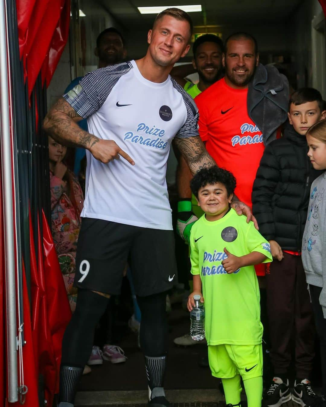 ダニエル・オズボーンのインスタグラム：「Great day raising money & awareness for 2 great charities with a great group of people ⚽️❤️ I was captain of my team & heres @abdu_rozik , captain of the opposition.. what a lovely guy! Great to meet you Abdu 🙌🏼💙  . Mine & my brother @ryanosborne14 company @prizeparadise change peoples lives every single week giving out so many prizes, cash, cars, holidays, tech etc & it’s a pleasure for us to be able to also help out sponsoring charity football matches around the country helping put on these events to raise money for smaller charities that really need it 🙌🏼❤️ . . 📸 @karlbrooksphotography」