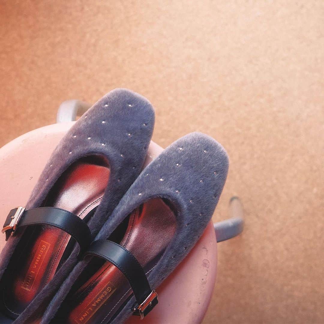 のインスタグラム：「⁡ - Daniella & GEMMA 2023 Fall & Winter Collection  Belt Flat Shoes With Strap No.GE23196_Black Velour.Gray Faux Fur.Leo Faux Fur  ■ONLINE STORE danigemma.com  ■店舗リスト 渋谷ヒカリエ3F 伊勢丹新宿店2F そごう横浜店B1F 京都高島屋2F  -  #daniellaandgemma#danigemma#shoes#fall#winter#collection#ダニエラアンドジェマ#ダニジェマ#秋#冬#コレクション#newarrivals」