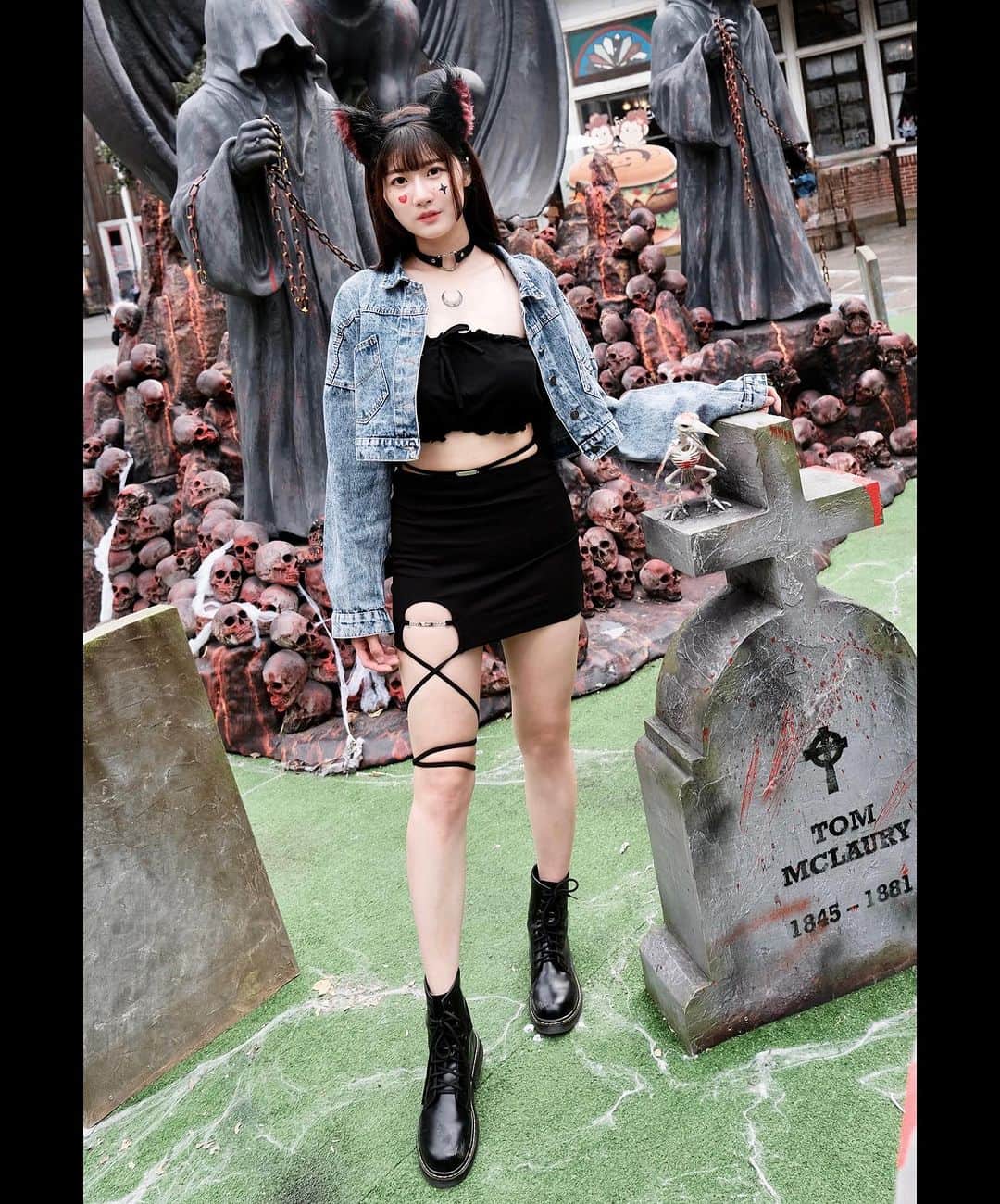 茉晶のインスタグラム：「昨天的萬聖節🎃 先修一張上傳😈  📷 @meiyin0304 🫶🏻💗  #六福村 #墓碑鎮 #萬聖節」