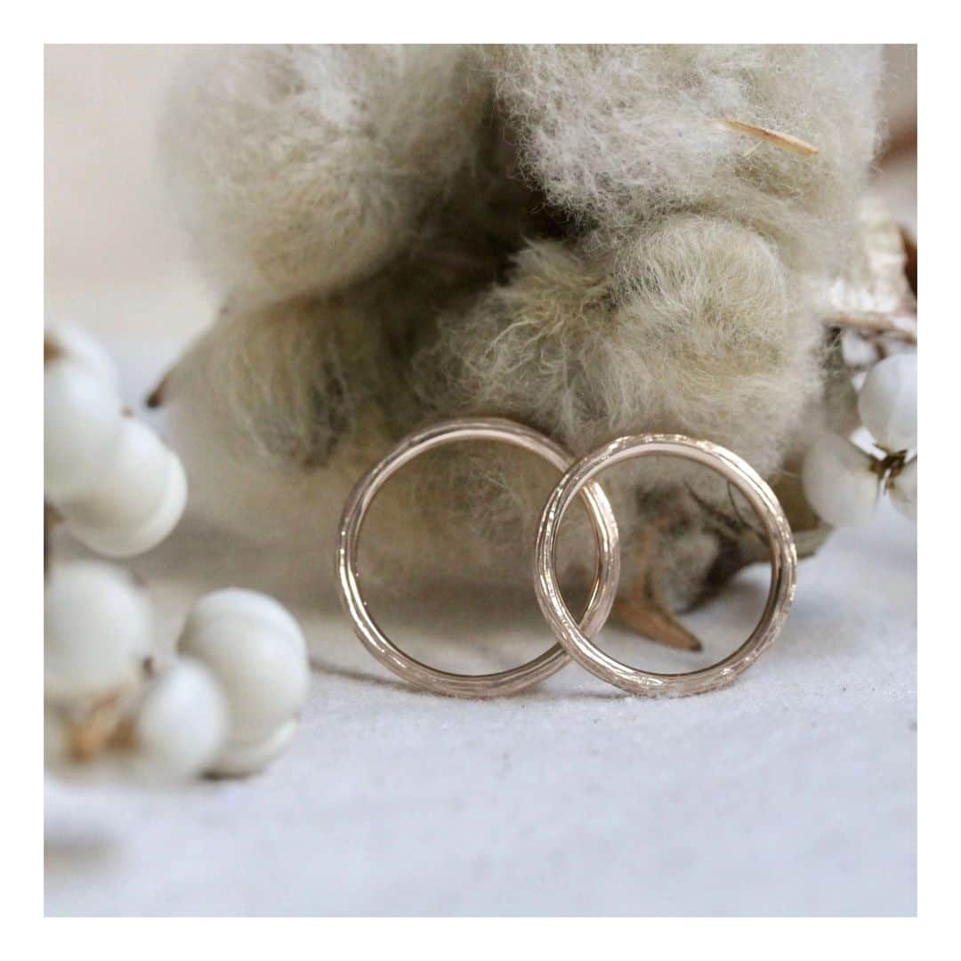 ith / イズ オーダメイド結婚指輪のインスタグラム：「王道より、日常に馴染む指輪を。 木の年輪を思わす彫りを施し、 肌に溶け込むピンクゴールドでお仕立てしました。  年齢を共に重ねるお二人の日常に、 そっと寄り添う結婚指輪になりました。  ▽ 指輪について 結婚指輪(男性)：フォレスタ K18PG：124,000円〜  結婚指輪(女性)：フォレスタ K18PG：109,000円〜  お問い合わせコード：22283  ***********************************  ⧉ ith 公式WEB @ith_marriage アカウントTOPへ  ☞ プロフィールURLをタップ  ⧉ 暮らしに寄り添うジュエリー ith online store ☞ @ith_jewelry  ***********************************  #結婚指輪 #マリッジリング #婚約指輪 #エンゲージリング #カスタマイズ #オーダーメイド #手仕事 #職人 #アトリエ #自然 #木 #ナチュラル #ピンクゴールド」