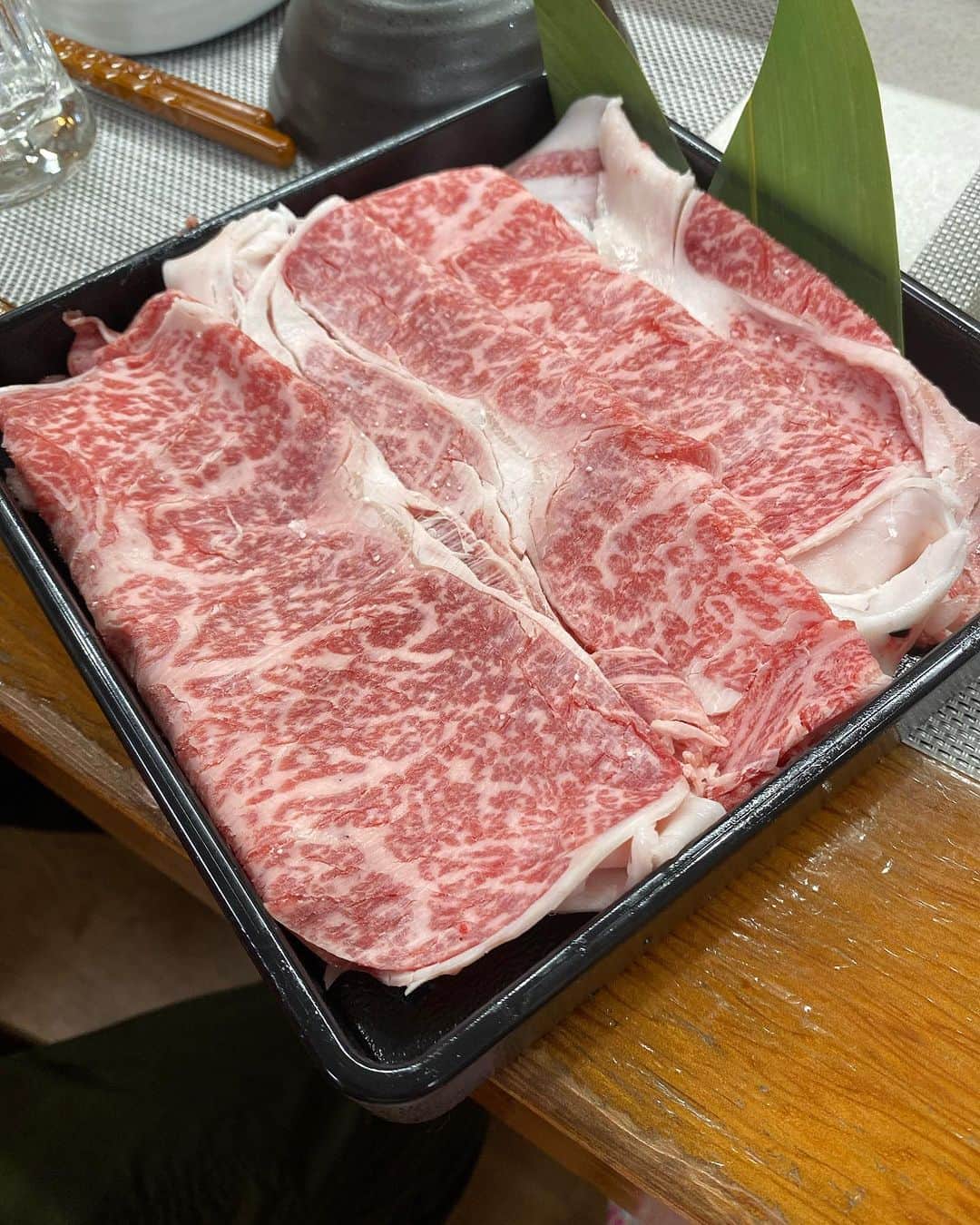 三谷晶子のインスタグラム：「今日まで人生初入院してたわたし。 乳歯から永久歯に生え変わる時に埋まってた左側の犬歯が、歯茎の中で神経を圧迫してて、約二か月、謎の歯痛に悩まされてました……。  歯茎の中の話だから上の虫歯を治療しても治らないのよね……そりゃそうだ。  んで、結局、ようやく原因がわかりまして。完治させるには埋まってる犬歯を手術で取り除くしかなく、歯茎を切って犬歯を取り除き、12針縫いました……。  大きい手術も入院も人生初！　しかし、いろいろ勉強になった。  入院ライフ中はマジで甘いものと洋食が食べたくて仕方なかったわ。  今日退院して金曜日抜糸なので早いとこ美味しいものを食べに行きたいものです。  しゃぶしゃぶと肉寿司の写真は @syucinikurin  お酒は @amaoto_amami  ステーキは @喫茶すとれーと オレンジワインと前菜のスープは @natyusuta.sonoda  お寿司は @yuuraku.en  バーニャカウダと牡蠣は @amami_yousyokusakaba_izumi  鶏白湯ラーメンは @daruma3.raumen   のやつ。欲望だだ漏れ写真😇  入院中はお年寄り数人と同室だったんだけど、なんか人生悔いなく生きたいとしみじみ思ったわ。  原因わかるまで、本当に痛みが止まらず左側の顔が引き攣り出したりして、これ、本当ヤバいんじゃと思ったりしたので、命に別状はないものだったけど、人生や生死について考えた入院ライフでした。 ある意味、めっちゃいい経験だったわ。  来週あたりから完全復活予定💪  美味しいもの食べにいくぞー🍽  #奄美大島  #奄美大島グルメ  #奄美グルメ  #奄美美食倶楽部」