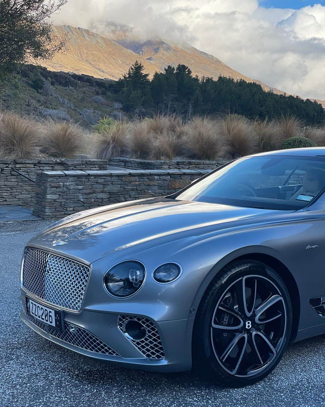 エリーローズさんのインスタグラム写真 - (エリーローズInstagram)「@bentleymotors とニュージーランドの遺産、文化、ウェルネス、そして大自然に気持ちを解き放ち、五感を磨く旅。 険しい山々や太古の氷河を通り抜け、黄金のビーチ、人里離れた湾、手つかずのヒンターランドを一目見れて感動の連続だったな🏔️🌞✨  #ベントレー #Bentley  #ExtraordinaryJourney」10月16日 19時01分 - ellirose