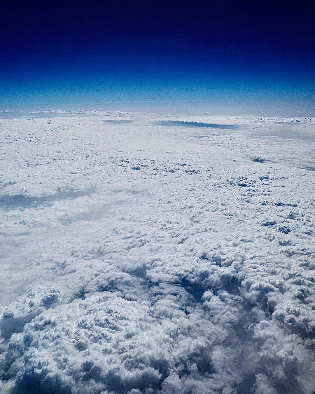 カン・ギュンソンさんのインスタグラム写真 - (カン・ギュンソンInstagram)「⠀ 창가석에 앉아 사진 찍느라 바쁜 나~ 이렇게 아름다운 하늘을 담을 수 있어 감사합니다. ⠀ #태국 #태국가는길」10月16日 19時01分 - noel_kyunsung