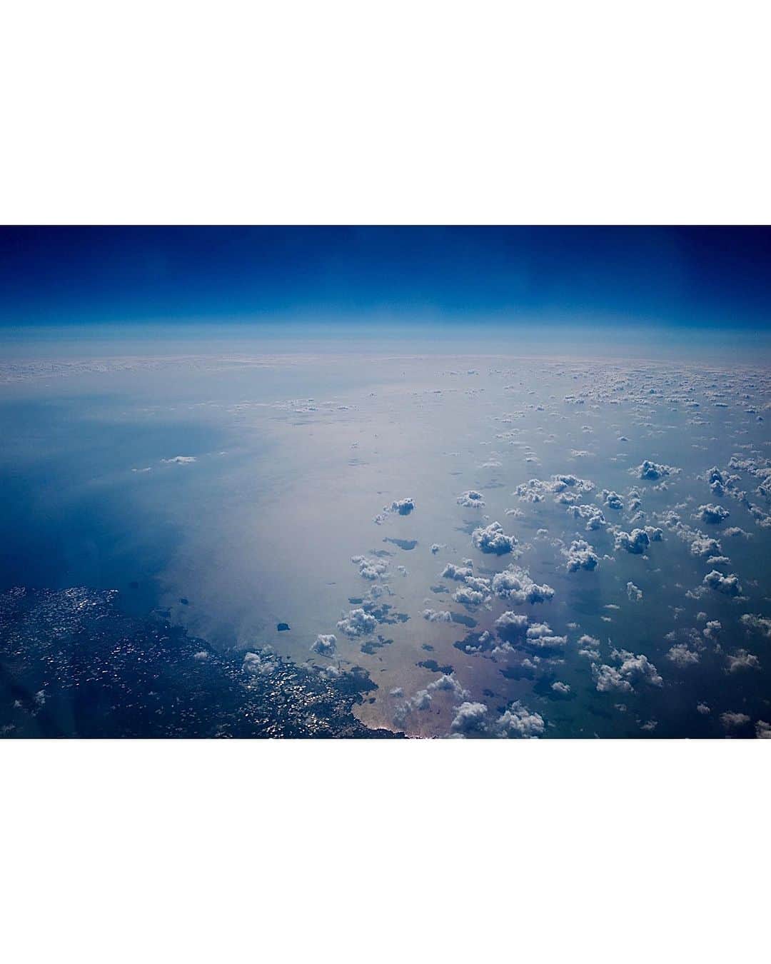 カン・ギュンソンさんのインスタグラム写真 - (カン・ギュンソンInstagram)「⠀ 창가석에 앉아 사진 찍느라 바쁜 나~ 이렇게 아름다운 하늘을 담을 수 있어 감사합니다. ⠀ #태국 #태국가는길」10月16日 19時01分 - noel_kyunsung
