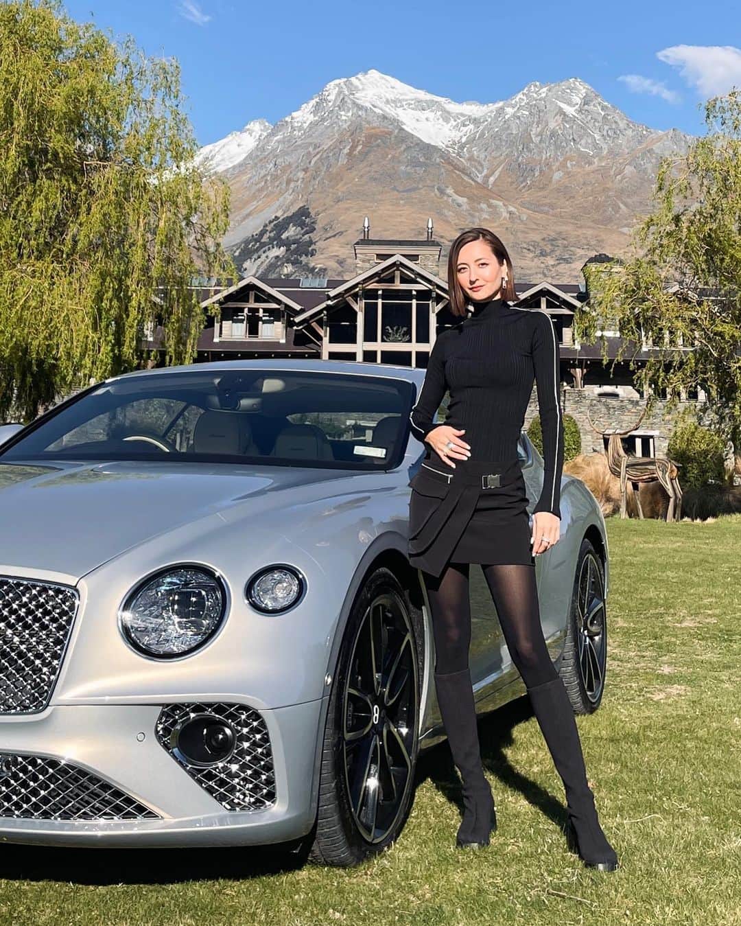 エリーローズのインスタグラム：「@bentleymotors とニュージーランドの遺産、文化、ウェルネス、そして大自然に気持ちを解き放ち、五感を磨く旅。 険しい山々や太古の氷河を通り抜け、黄金のビーチ、人里離れた湾、手つかずのヒンターランドを一目見れて感動の連続だったな🏔️🌞✨  #ベントレー #Bentley  #ExtraordinaryJourney」