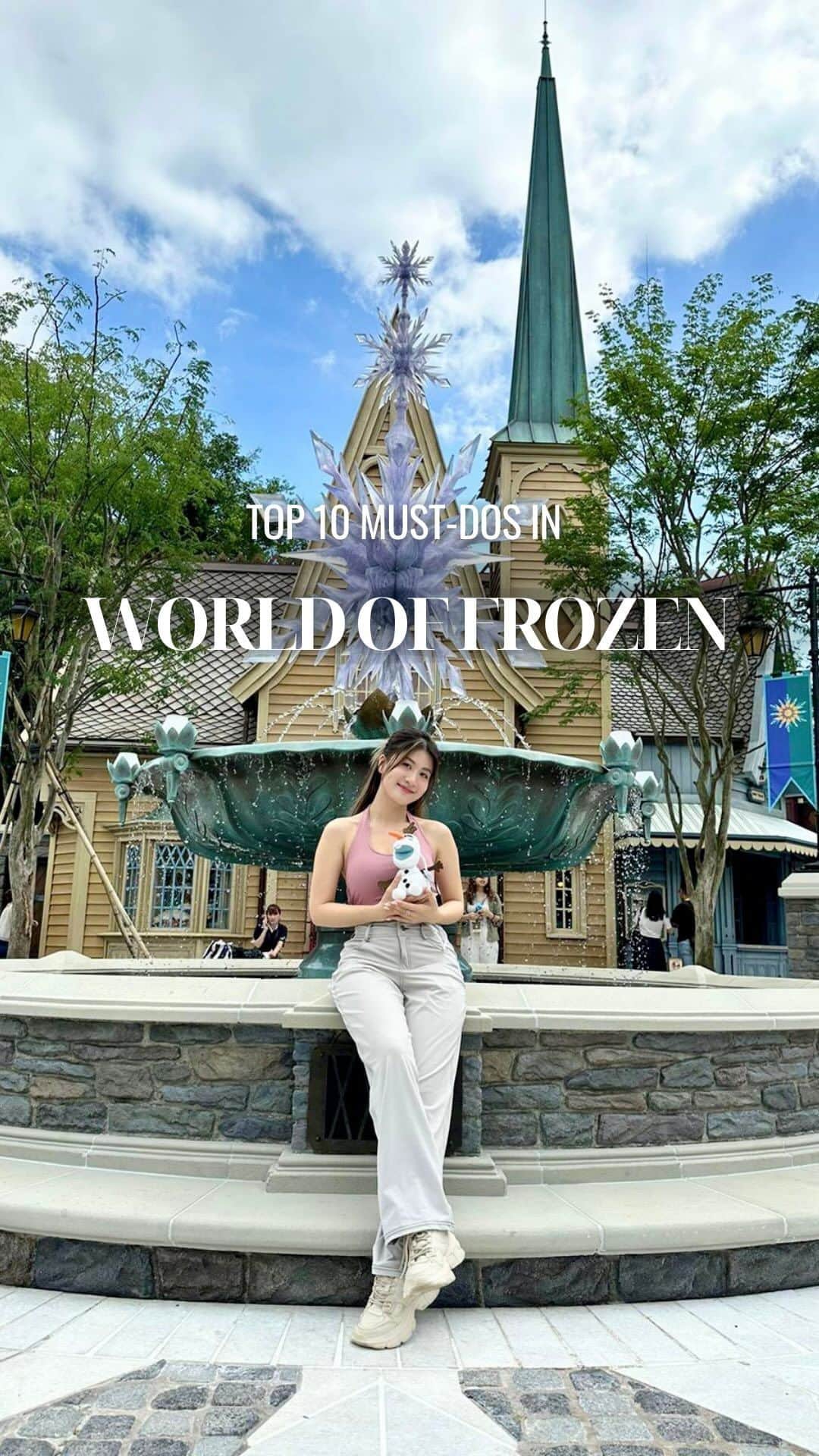 Discover Hong Kongのインスタグラム：「【Top 10 Must-Dos in World of Frozen❄️🏰】 📣The wait is finally over, we are bringing you a sneak peek into the World of Frozen that’s coming to @hkdisneyland on Nov 20!❄️ Make sure to mark down these 10 must-do items on your bucket list that will leave you spell bound.🪄 From the Arendelle castle🏰 to the “Frozen Ever After” musical boat ride🛶, every moment is going to feel like stepping right into the movie of Frozen.🎬 Save the date and let the magical adventure begin!✨  【10大你不錯過的《《魔雪奇緣》主題園區體驗❄️🏰】 📣終於等到喇 ❄️全球首個魔雪奇緣世界即將喺11月20日正式開幕，率先帶大家睇下全城期待嘅10大必玩體驗🪄，包括登上高速滑行嘅雪橇過山車🛶，飽覽阿德爾王國全景，仲可以坐木船參觀Elsa冰雪皇宮🏰，穿越神還原的電影經典場景！園區更設多個打卡位，例如阿德爾小鎮友誼噴泉及城堡👑，聽講入夜燈光後效果更靚。最後當然唔可以錯過滴答精品店及極光糖果屋🍭 ，一系列限定紀念品係掃貨之選，即刻睇片bookmark定你最喜愛嘅必玩項目。  #HelloHongKong #DiscoverHongKong #HelloTakesYouToMore」