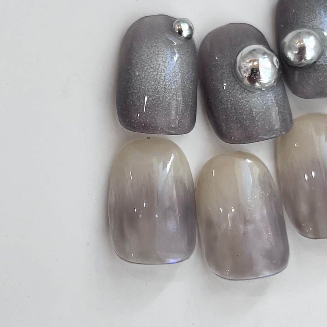 sapporo nail 【 Aster 】のインスタグラム：「⁡ 最近ネイビーがブーム🤔💭  ぷるんなsilverのまーるがかわいい ⁡ でも、色変えもかわよさそうなので カラバリ作ろう🤔✨ ⁡ ⁡ ⁡ ⁡ ________________________ ⁡ ⁡ ⁡ ⁡ ●ジェルの持ちが悪い ●爪が折れやすい ●爪を削られすぎたことがある ●マシンが怖い ●理想の形やデザインにならなかったことがある ⁡ ⁡ ↑お悩みの方はぜひ一度お任せください◎ ⁡ 『厚塗りすれば折れない』は×です👀 正しいフォルムとジェルの選定で お客様それぞれに合った理想の強度とキレイな見た目に整えます。 ⁡ ⁡ ⁡ ⁡ ⁡ _______________________________ ⁡ ⁡ #札幌ネイルサロンアトリエリベルテ #札幌ネイルサロン #ニュアンスネイル #秋ネイル #インクネイル ⁡ ⁡ ⁡ ＿＿＿＿＿＿＿＿＿＿＿＿＿＿＿＿＿＿＿＿ ⁡ atelier Libertéはスタッフそれぞれがサロンの1席を借りてオーナーとして営業している新しいstyleのネイルサロンです。 ⁡ 使用素材や得意とするアートのタッチはスタッフにより異なります。 各スタッフのアカウントで、アートの雰囲気を見てご指名でのご予約もおススメです🪄 ⁡ ⁡ yukina→@atelier_liberte_yukina  akari→ @atelier_liberte_akari ayuzu→ @atelier_liberte_ayuzu saaya→ @atelier_liberte_saaya yuho→ @atelier_liberte_yuho ⁡ ●前日キャンセルはお席代として1500円/当日キャンセルは2,000円(無断の場合は3,000円)次回ご来店時にご請求させていただきます。(seina指名の場合、予約コース最低料金となります。例ハンド付け替え→7,000 ) ⁡ ⁡ 𝐚𝐭𝐞𝐥𝐢𝐞𝐫 𝐋𝐢𝐛𝐞𝐫𝐭𝐞 ⁡ place: 札幌市中央区南1条西8丁目9 BB1・8ビル2階 ⁡ TEL :  080-4500-8832 ⁡ ⁡」