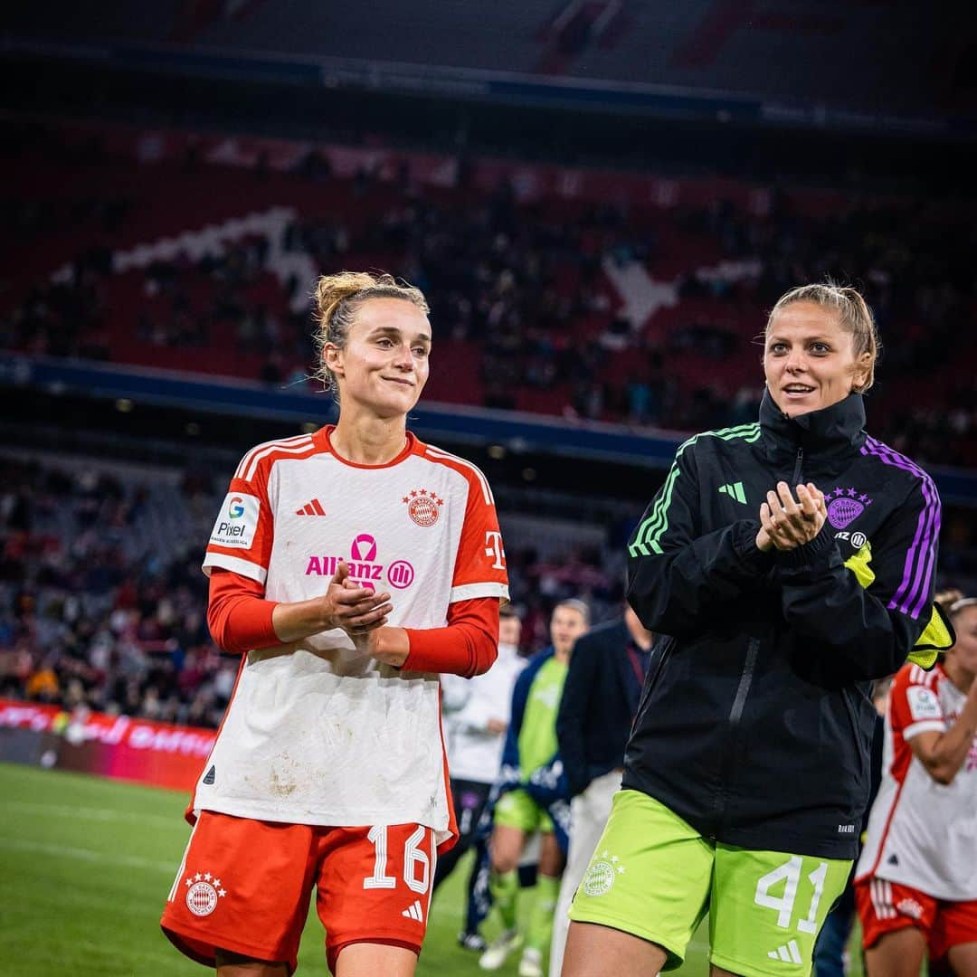 Lina Magullさんのインスタグラム写真 - (Lina MagullInstagram)「Immer wieder ein tolles Gefühl in der Allianz Arena zu spielen! Danke Fans! ❤️ & we keep pushing!」10月16日 19時02分 - linamagull