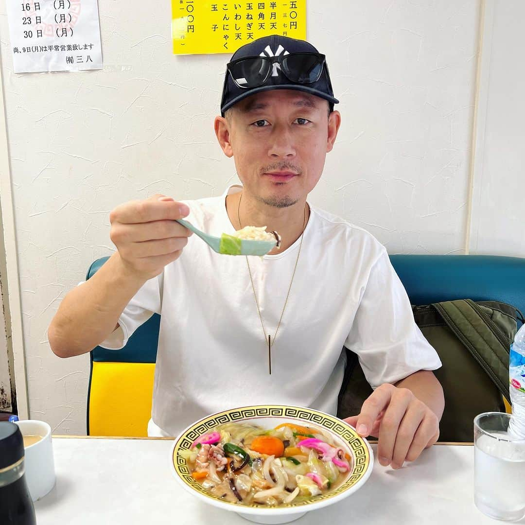 RYO the SKYWALKERのインスタグラム：「昨日リーと食った三八ラーメンの中華丼が鬼うますぎでした！  ちゃんぽんのスープらしきものがカップでついてくるんだけど、それがまた良い✨  #三八ラーメン #中華丼 #長崎 #CHOZENLEE」