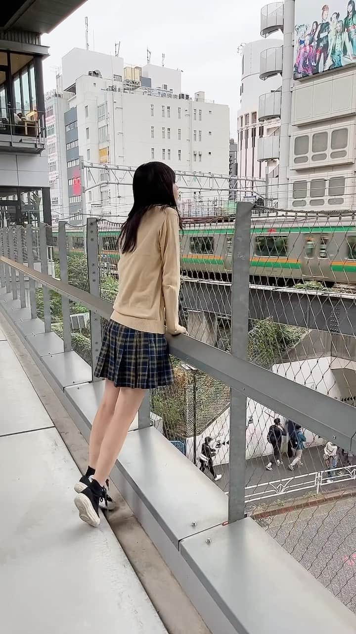 武上陽奈のインスタグラム：「どうしても電車が気になる武上〜🥲  ずっと電車が走っていて、気が散りまくりでした笑  #電車#TRAIN#制服#seifuku#uniform#笑顔#たのしい#学生#smile#セミロング？#Shibuya#宮下パーク#渋谷#Japan#JapaneseGirl#16歳#16yearsold#スターダストプロモーション#スターダスト#JK#FJK#女子高生#武上陽奈」