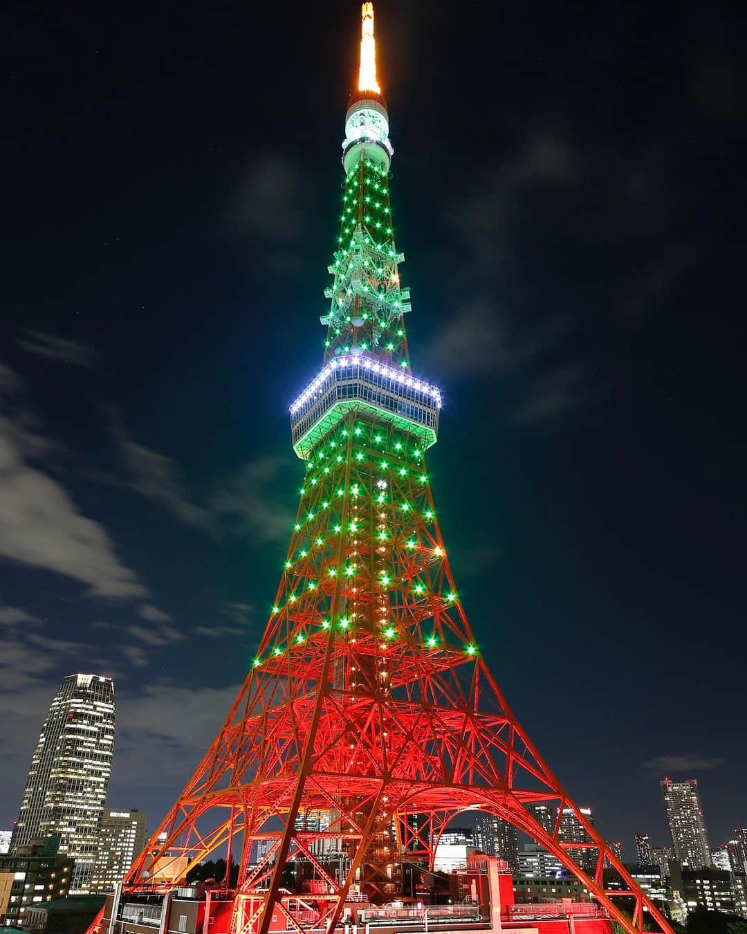 東京タワーのインスタグラム：「. 本日、10月16日（月）は、 グリーンリボンデーです。   1997年10月16日に 臓器移植法が施行されましたが、   毎年この日は、家族や大切な人と 「移植」のこと、「いのち」のことを話し合い、   お互いの臓器提供に関する 意思を確認する日として、 グリーンリボンデーが制定されました。   本日、東京タワーは 移植医療のシンボルである “グリーンリボン”にちなみ、 グリーン（常盤色）にライトアップされています✨   是非この機会に、ライトアップをお楽しみ頂きながら 家族や大切な人と「移植」のこと「いのち」のことを 話し合ってみてはいかがでしょうか😊  --------------------------------  【 お知らせ 】  ■ Your Tokyo Tower 🗼  # your_tokyotowerで あなたの東京タワーをリポスト！  @tokyotower_official の タグ付けをしてくれると見つけやすいよ！  皆様からの投稿 どしどしお待ちしております！  ■ 公式LINE  東京タワー公式LINEでは 東京タワーのイベント情報を お届けしています！  詳細はプロフィールにあるリンクから↓ @tokyotower_official  --------------------------------  #東京タワー #東京タワー🗼  #tokyotower #tokyotower🗼  #グリーンリボン #greenribbon」