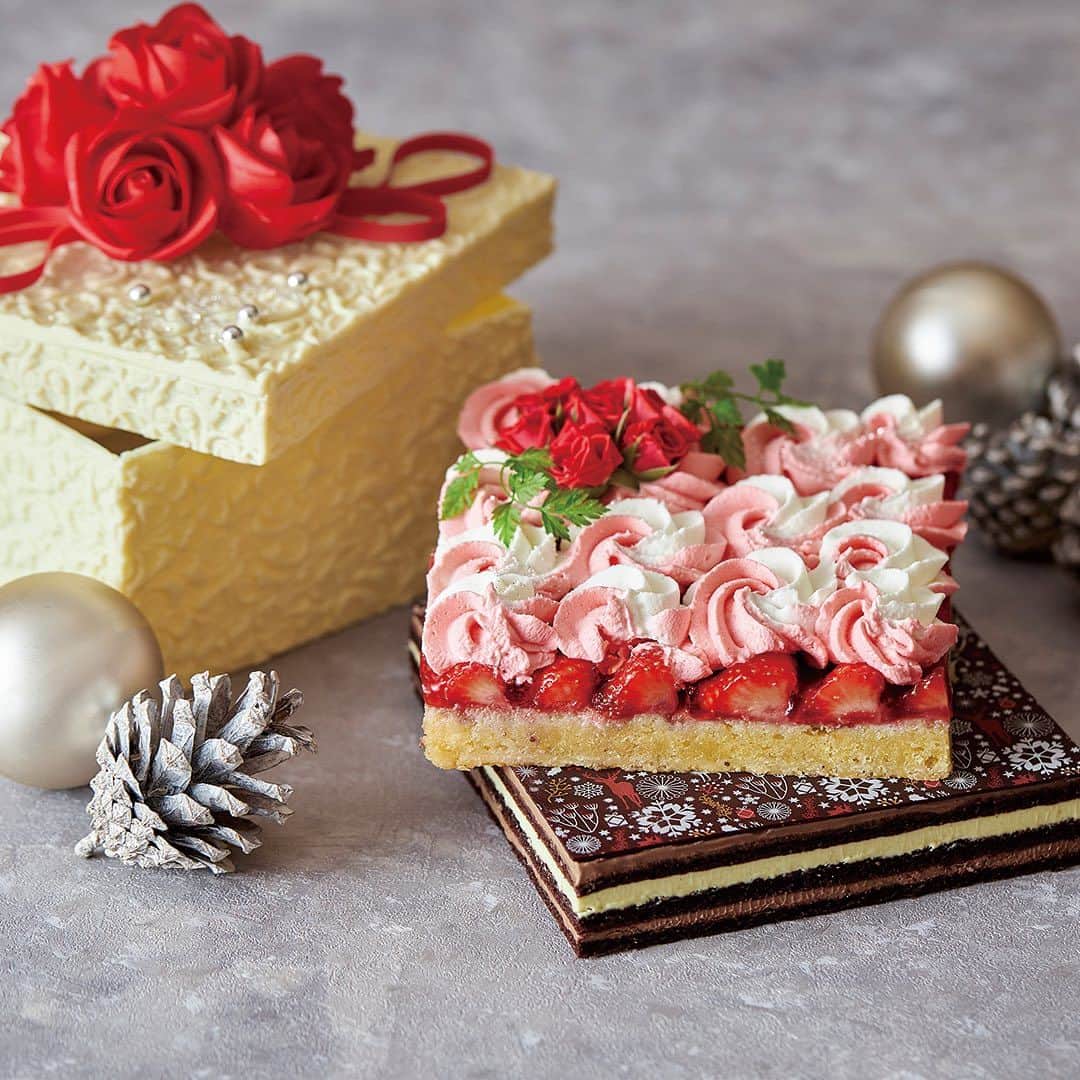 グランドプリンスホテル新高輪さんのインスタグラム写真 - (グランドプリンスホテル新高輪Instagram)「クリスマスケーキ ご予約受付中🎂 今年のクリスマスケーキはお決まりですか？ 特別なひとときに彩りを添える華やかなクリスマスケーキをご用意いたしました✨  ・メルヴェイユ マスカルポーネとホワイトチョコレートでデコレーションしたショートケーキ。 あまおうの果実をふんだんに飾り、スポンジの中にもサンドしました🍓  ・メルヴェイユ ショコラ キャラメルフレーバーのチョコレートクリームにナッツをデコレーション💫 香ばしい食感と風味が特徴です。  ・カドーミニョン フランス語で“かわいい贈り物”を意味するカドーミニョン。 すべて食べられるプレゼントボックス型のクリスマスケーキは 大切な方へのサプライズプレゼントにもおすすめです🎁  ・リース アップルパイ クリスマスリースに見立てたアップルパイ🍎 高輪伝統のレシピをもとに林檎のコンポートをたっぷり詰めて丁寧に焼き上げました。  ご予約・詳細はプロフィール（ @grandprincehotel_shintakanawa ）から当ホテル公式ホームページをご覧ください。  Christmas Cake Reservations Now Available 🎂 Have you decided on your Christmas cake this year?  Merveilleux Shortcake decorated with mascarpone and white chocolate. The cake is decorated with a generous amount of amaou fruit and sandwiched inside the sponge 🍓  Merveilleux Chocolat Caramel flavored chocolate cream decorated with nuts 💫 It has a savory texture and flavor.  Cadeau Mignon “Cadeau Mignon”, which means “cute gift” in French in the shape of a present box  that can be eaten in its entirety 🎁 It is also recommended as a surprise gift for your loved ones.  Wreath Apple Pie　 Apple Pie in the shape of a Christmas wreath 🍎 Based on a traditional Takanawa recipe, it is filled with apple compote and baked with care.  We have prepared gorgeous Christmas cakes to add color to your special moments ✨ For reservations and more information, please visit our official website through our profile (@grandprincehotel_shintakanawa ).  #グランドプリンスホテル新高輪 #プリンスホテル #品川 #高輪 #高輪時間 #grandprincehotelshintakanawa #princehotel #グランドプリンスホテル高輪 #ザプリンスさくらタワー東京 #クリスマスケーキ #クリスマスケーキ🎂 #クリスマスケーキ2023 #クリスマス #ケーキ #クリスマスケーキ予約 #クリスマスプレゼント #ホリデー #スイーツ #クリスマススイーツ #grandprincehoteltakanawa #theprincesakuratowertokyo #christmas #cake #christmascake #christmasparty #christmascake2023 #christmassweets #holiday」10月16日 19時07分 - grandprincehotel_shintakanawa