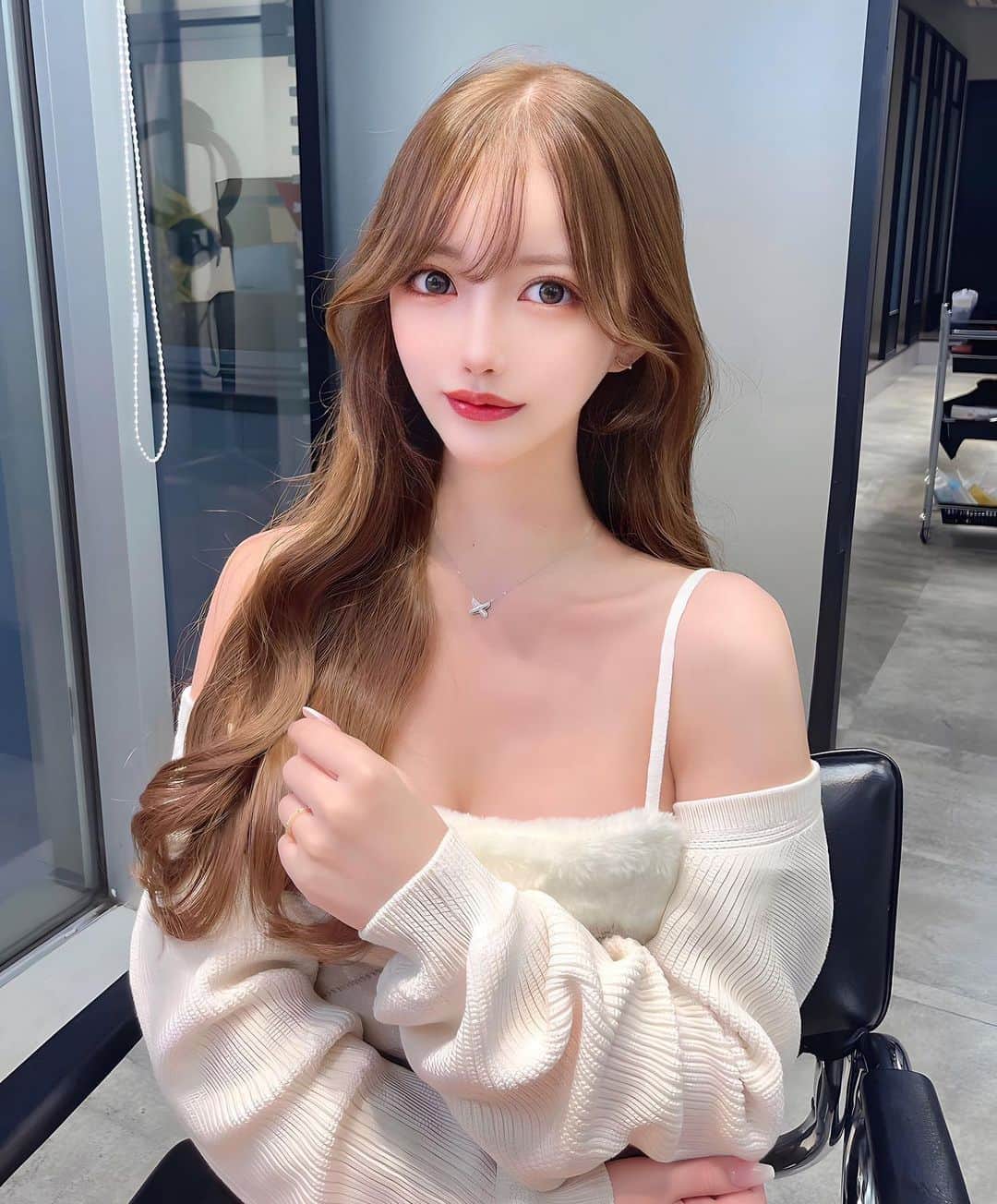 のインスタグラム：「保存を必ずお願い致します 顔まわりのこだわりがあるので 必ず可愛くなります カウンセリングの際に 【カラー・仕上げ】僕があなたに合わせて必ず可愛くします お出かけ前に是非  #渋谷美容室 #くびれヘア#渋谷 #ワンホンヘア#顔周りカット」