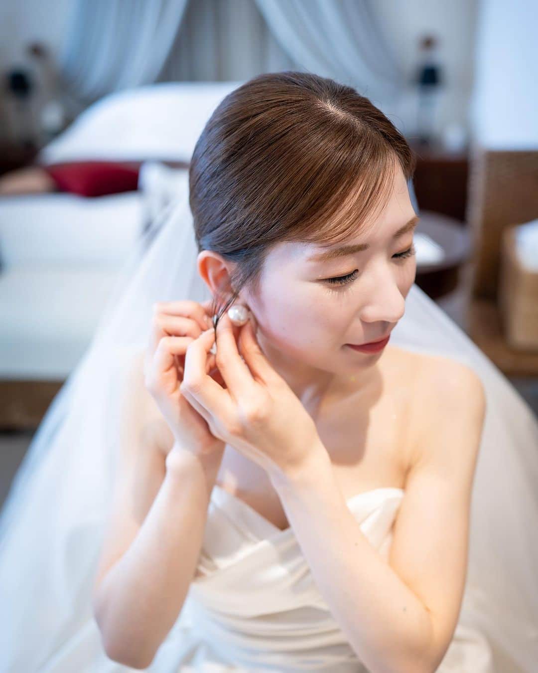 のインスタグラム：「お支度ショット📷  チャペルへ移動する前 おふたりのお支度姿を撮影します  はじまりの撮影は ちょっとだけ緊張するけれど ちゃんと今日が特別な日なのだと 実感する瞬間  ____  新郎新婦のリアルなお声や こだわりポイントなどを 公式HPに掲載しております  ヒルズスィーツのTOPページより ぜひご覧くださいませ♡ @hillssweets_wedding  ___  #プレ花嫁 #結婚式 #日本中のプレ花嫁さんと繋がりたい #ウエディング #結婚式場 #全国のプレ花嫁さんと繋がりたい #結婚式場 #wedding #フィオーレビアンカ #fiorebianca #宇都宮結婚式場 #栃木結婚式場 #ヒルズスィーツ宇都宮ブリーズテラス #ヒルズ」
