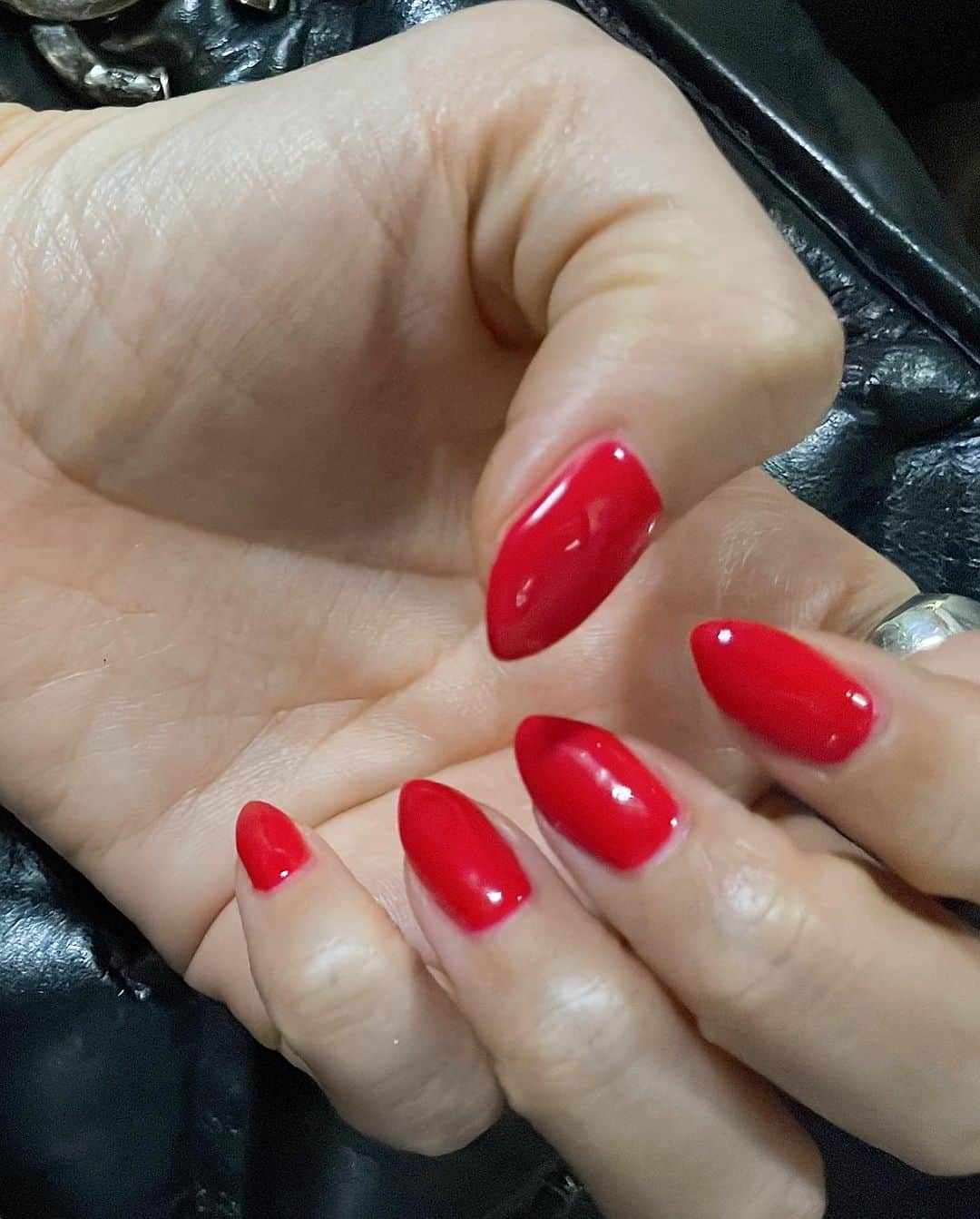 MAMIさんのインスタグラム写真 - (MAMIInstagram)「BLACKスウェットにスニーカー&RED とんがりnail  リップも赤。 YSLマットなやつ ジョルジオのアルマーニさんは パールなベージュ 少し混ぜるよし。 品番小さくて読めません。  ヌーディメイクをすると 必ず、具合悪いの?と 聞かれる2023秋。  髪切ったからカジュアルになってあれやこれや楽しい💋  #秋の赤#ネイルチェンジ#スエットなの？#スウェットなの？#メイクが楽しい秋#allblackoutfit #」10月16日 19時17分 - mami_rcj