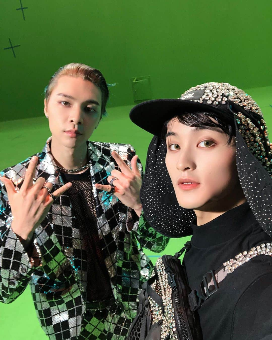 NCT 127さんのインスタグラム写真 - (NCT 127Instagram)「🤍🐱🐯🖤  #JOHNNY #MARK #NCT127 #FactCheck #不可思議 #NCT127_FactCheck #NCT127_FactCheck_불가사의 #FactCheck_불가사의_不可思議」10月16日 19時09分 - nct127