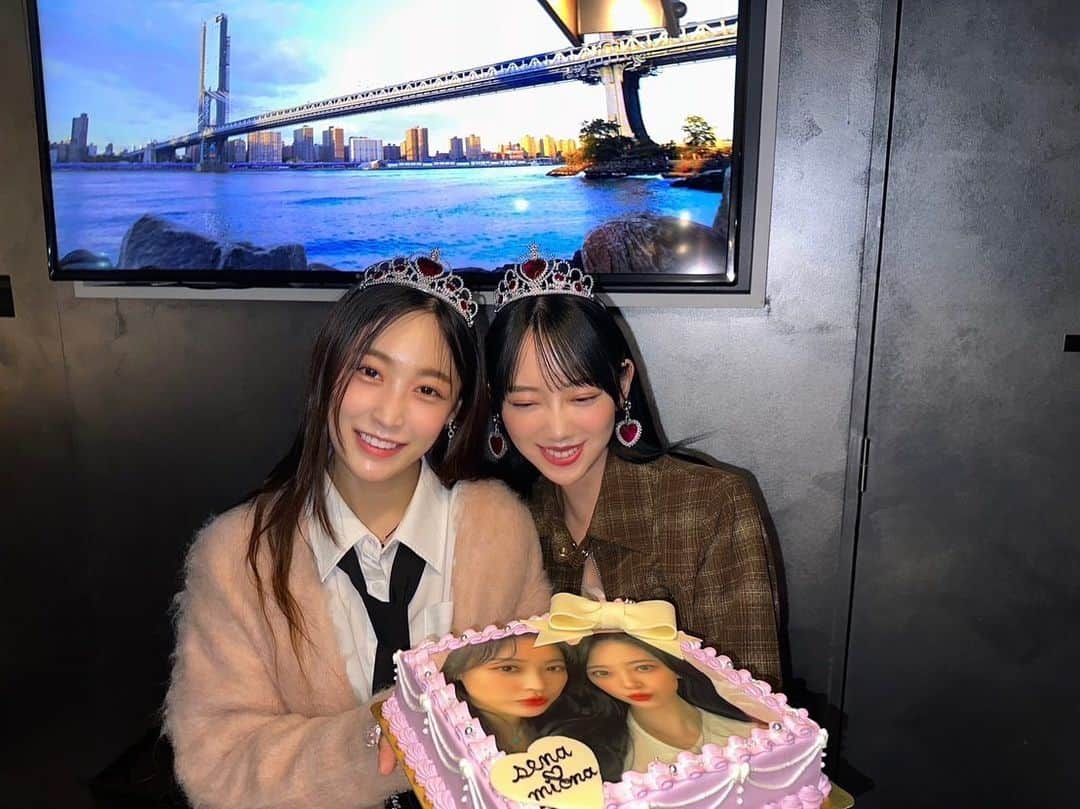 堀未央奈のインスタグラム：「日本で2回目の誕生日もみおちと一緒🧸 会えて本当に良かった誕生日も1日違いなんて奇跡のようです🎂 ケーキのせいなのか謎の結婚会見みたいになりましたがいっぱい祝ってもらいました！ 絶対に幸せにするからと約束もしました。笑笑 こんな変人なのにもいつも大切にしてくれてありがとう🩵  私は見えるように幸せでいっぱい、そして好きな友達に恵まれとてもいい日を過ごしました！🎂 みんなありがとうねー🩵セナへ🩵  한국에서도 일본에서도 크게 생일 축하 받았어요. 너무 감사합니다.  #생일축하해#미오나#세나 #誕生日おめでとう#未央奈#瀬菜」