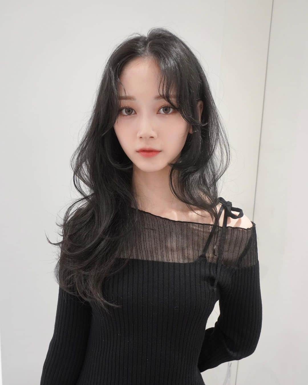 大西 祐也のインスタグラム：「2̶0̶2̶3̶ A/W New Style 🖤 (𝐰𝐚𝐯𝐞 𝐯𝐞𝐫.) - 𝐒𝐤𝐢𝐧 𝐆𝐫𝐞𝐢𝐠𝐞 + 𝐇𝐮𝐠 𝐋𝐚𝐲𝐞𝐫 + 𝐇𝐢𝐦𝐞 𝐂𝐮𝐭 - ㅤㅤㅤㅤㅤㅤㅤㅤㅤㅤㅤㅤㅤ  ▪️美白を引き出す肌馴染みの良いスキングレージュ  ㅤㅤㅤㅤㅤㅤㅤㅤㅤㅤㅤㅤㅤ ▪️ストレートでも巻いても可愛い包み込むハグレイヤー ㅤㅤㅤㅤㅤㅤㅤㅤㅤㅤㅤㅤㅤ ▪️自分のヘアに飽きた方は、姫カットをプラスしてみて ㅤㅤㅤㅤㅤㅤㅤㅤㅤㅤㅤㅤㅤㅤㅤㅤㅤㅤㅤㅤㅤㅤㅤㅤㅤㅤㅤㅤㅤㅤㅤㅤㅤㅤㅤㅤㅤㅤㅤㅤㅤㅤㅤㅤㅤㅤㅤㅤㅤㅤㅤㅤ ㅤㅤㅤㅤㅤㅤㅤㅤㅤㅤㅤㅤㅤ暗髪 × レイヤー × 姫カット = 今期トレンドど真ん中 🤍  バランスはこのままじゃなくても… 絶対に似合わせるので、ぜひ気軽に遊びに来て下さいね 🐈‍⬛ ㅤㅤㅤㅤㅤㅤㅤㅤㅤㅤㅤㅤㅤㅤㅤㅤㅤㅤㅤㅤㅤㅤㅤㅤㅤㅤㅤㅤㅤㅤㅤㅤㅤㅤㅤㅤㅤㅤㅤ  ㅤㅤㅤㅤㅤㅤㅤㅤㅤㅤㅤㅤㅤㅤㅤㅤㅤㅤㅤㅤㅤㅤㅤㅤㅤㅤㅤㅤㅤㅤㅤㅤㅤㅤㅤㅤㅤ- 𝐌𝐄𝐍𝐔 - 𝐜𝐮𝐭 + 𝐩𝐫𝐞𝐦𝐢𝐮𝐦 𝐜𝐚𝐫𝐞 𝐜𝐨𝐥𝐨𝐫 + 𝐛𝐲𝐤𝐚𝐫𝐭𝐞 𝐭𝐫𝐞𝐭𝐦𝐞𝐧𝐭 ㅤㅤㅤㅤㅤㅤㅤㅤㅤㅤㅤㅤㅤㅤㅤㅤㅤㅤㅤㅤㅤㅤㅤㅤㅤㅤ - 𝐏𝐑𝐈𝐂𝐄 - ▫️𝐜𝐮𝐭 ¥8400 ▫️ 𝐩𝐫𝐞𝐦𝐢𝐮𝐦 𝐜𝐚𝐫𝐞 𝐜𝐨𝐥𝐨𝐫 ¥9200~ ▫️ 𝐛𝐲𝐤𝐚𝐫𝐭𝐞 𝐭𝐫𝐞𝐭𝐦𝐞𝐧𝐭 ¥8500~ ㅤㅤㅤㅤㅤㅤㅤㅤㅤㅤㅤㅤㅤ - 𝐌𝐀𝐏 - 𝐒𝐇𝐈𝐌𝐀 𝐆𝐈𝐍𝐙𝐀 (銀座駅 A2出口 徒歩30秒) 東京都 中央区 銀座５丁目７−６ I Liv 7F」