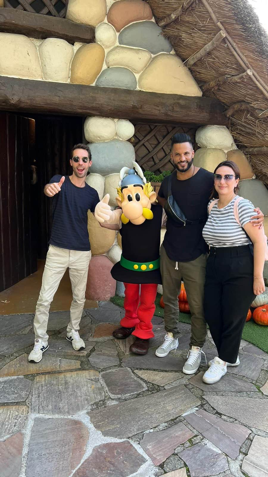 リッキー・ウィットルのインスタグラム：「When you travel to #Paris for work meetings and the producers surprise you with a fun ‘research’ trip to @parcasterix 🤣🙌🏾🇫🇷 So much fun and a beautiful sunny day to top it off.   I used to read #asterix books when I was younger but had no idea there was an #amusementpark in Paris based on it. Great fun so check it out✨🙌🏾 Thank you so much to @parcasterix @flo_montecristo @lamy.olivier @davysihali and the star of the show #alex @bradileyalex our #guide. I have never seen more real visceral fear from someone in haunted houses (he literally throws people in front of himself as a shield and runs off screaming til he’s out the house😱🤣I be never laughed so hard) or seen someone experiencing such constant joy on roller coasters. If I ever or you ever go to #parcasterix you need to go with #alex He made my day and experience perfect,my cheeks and stomach hurt so much from laughing 😂🤣🙈 #amusementpark #asterix #paris #france #francetourisme #adventure  🎥 @davysihali with the editing skills😎🔥」